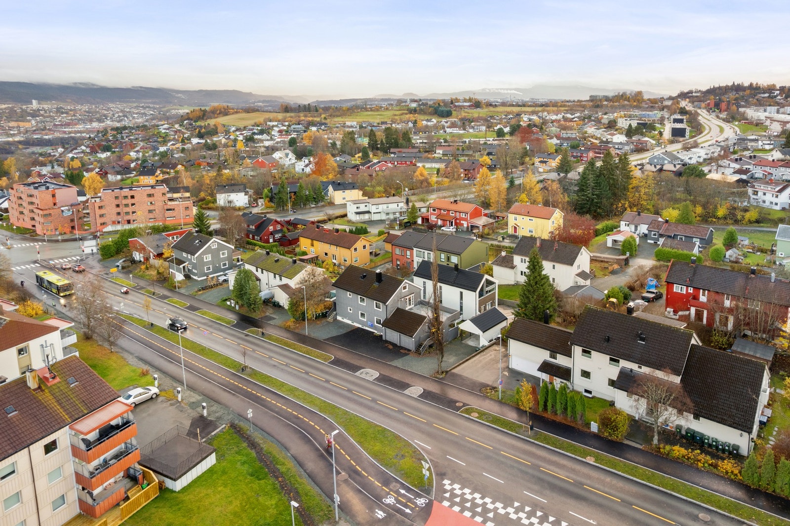 Meny, Rema 1000 og Bunnpris er nærmeste dagligvare. Ønsker du ytterligere servicetilbud har Byåsen butikksenter et rikt utvalg, samt Sverresborg Senter med Vinmonopol Galleribilde