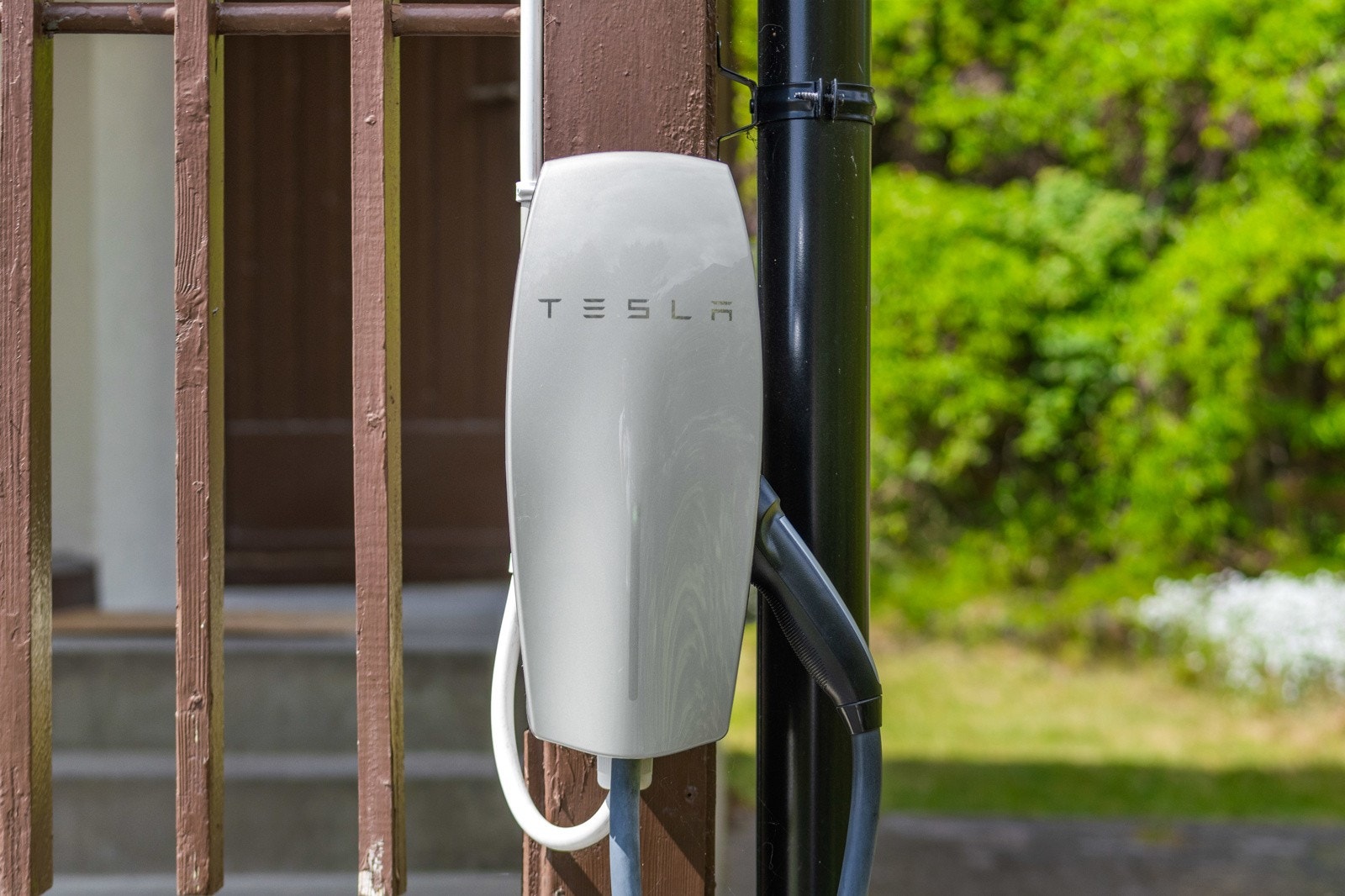 Det er montert elbillader på husveggen. Galleribilde