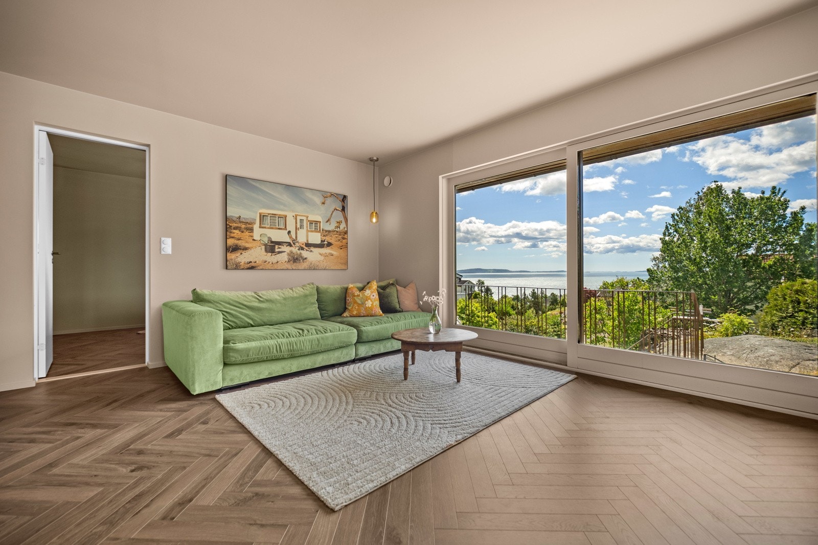 Videre utgang til sørvendt balkong på ca. 12 kvm. Galleribilde