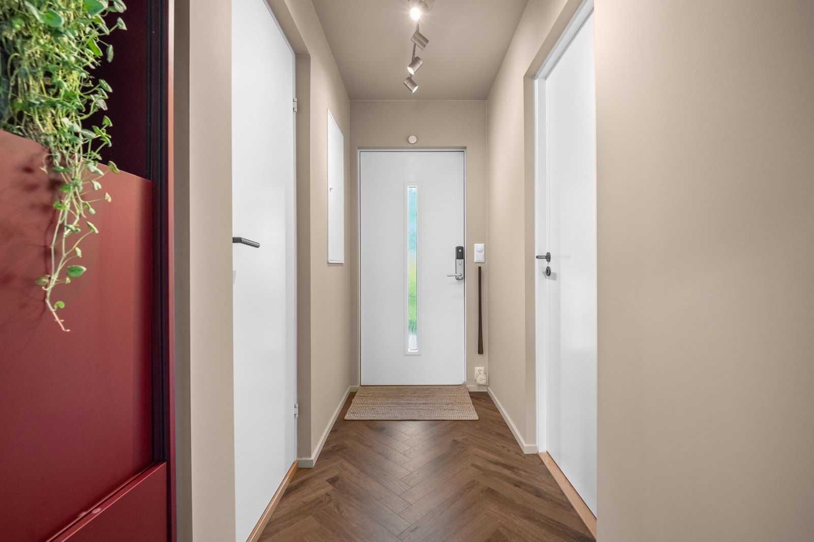 Entré/gang med entrédør med elektrisk kodelås fra 2021. Galleribilde