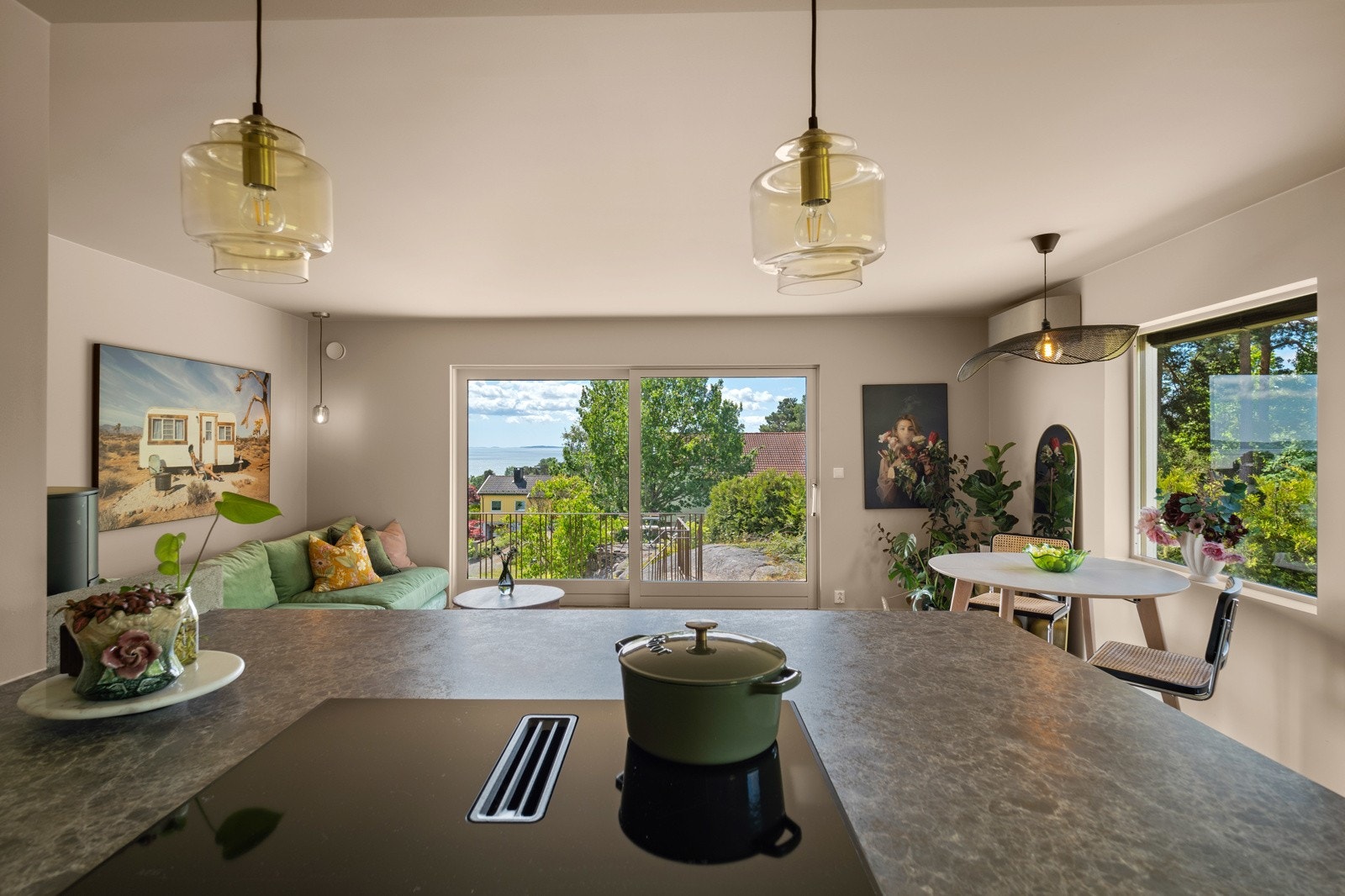 Stuen får godt med innslipp av naturlig lys, og har store vinduer ut mot Oslofjorden. Galleribilde