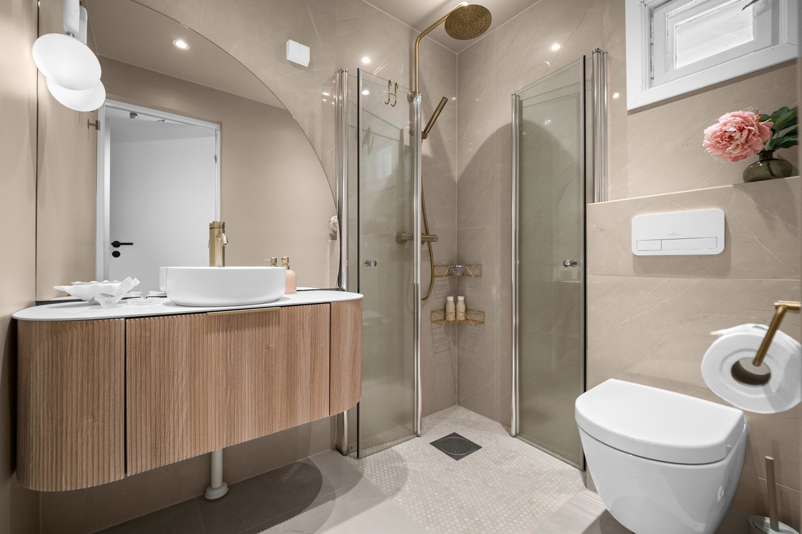 Meget lekkert flislagt bad med varme i gulvet fra 2024. Galleribilde