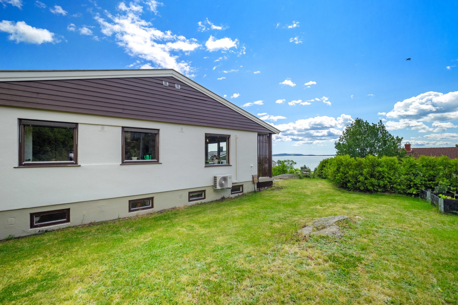 Tomten er delvis skrånende og er opparbeidet med singlet oppkjørsel og gårdsplass, naturtomt, plenarealer og diverse beplantning. Galleribilde