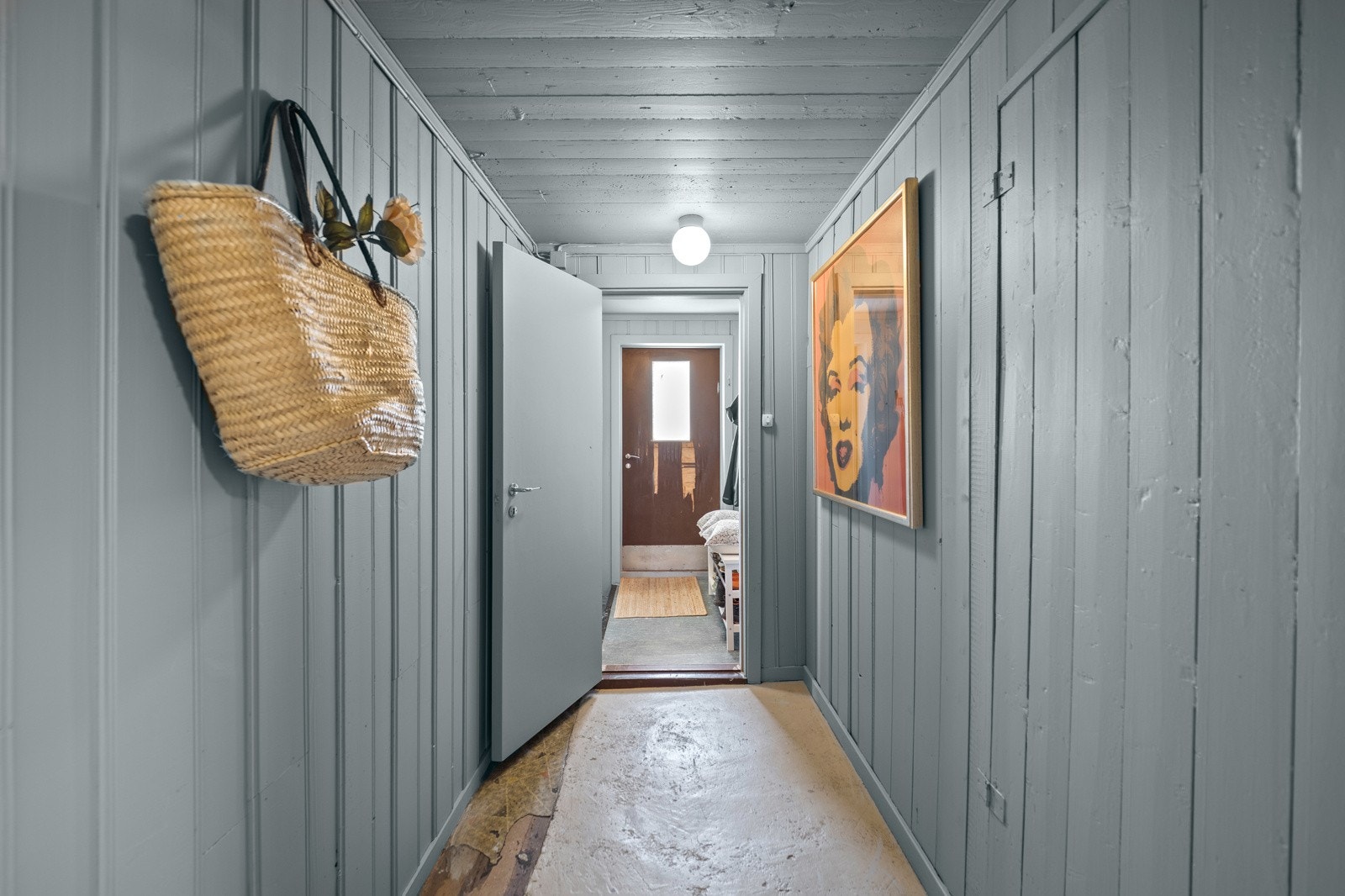 Underetasjen består av entré, gang, soverom, baderom/vaskerom, trappegang og 3 boder. Galleribilde