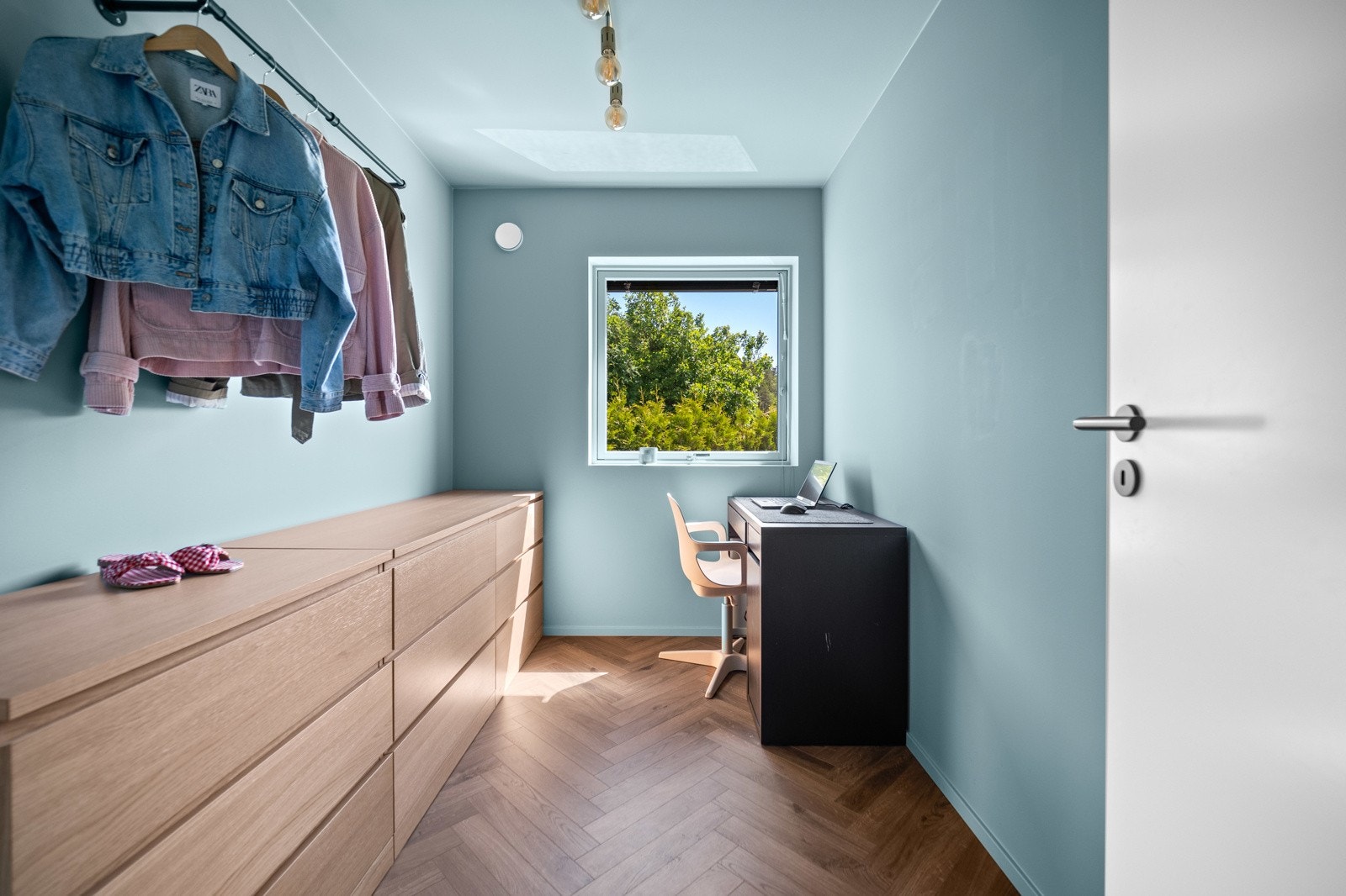 Soverom nr. 3 benyttes som kombinert kontor og garderoberom. Galleribilde