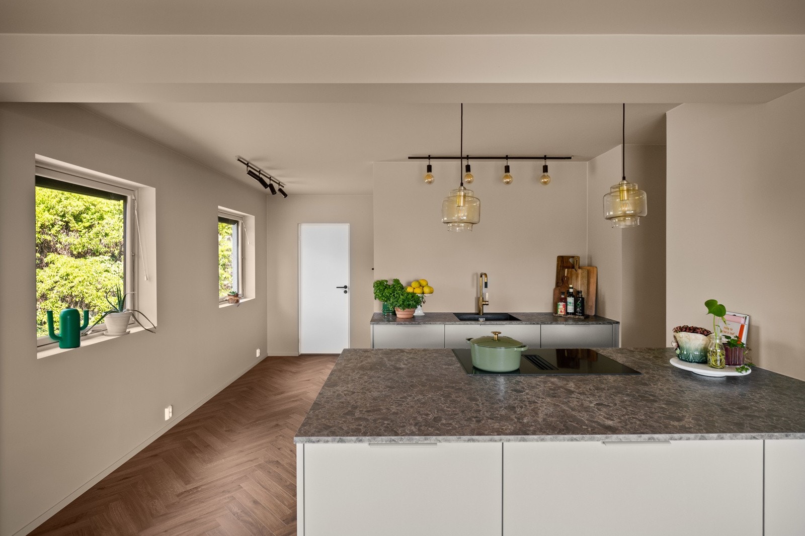 Stilrent og moderne kjøkken nytt fra 2024. Galleribilde