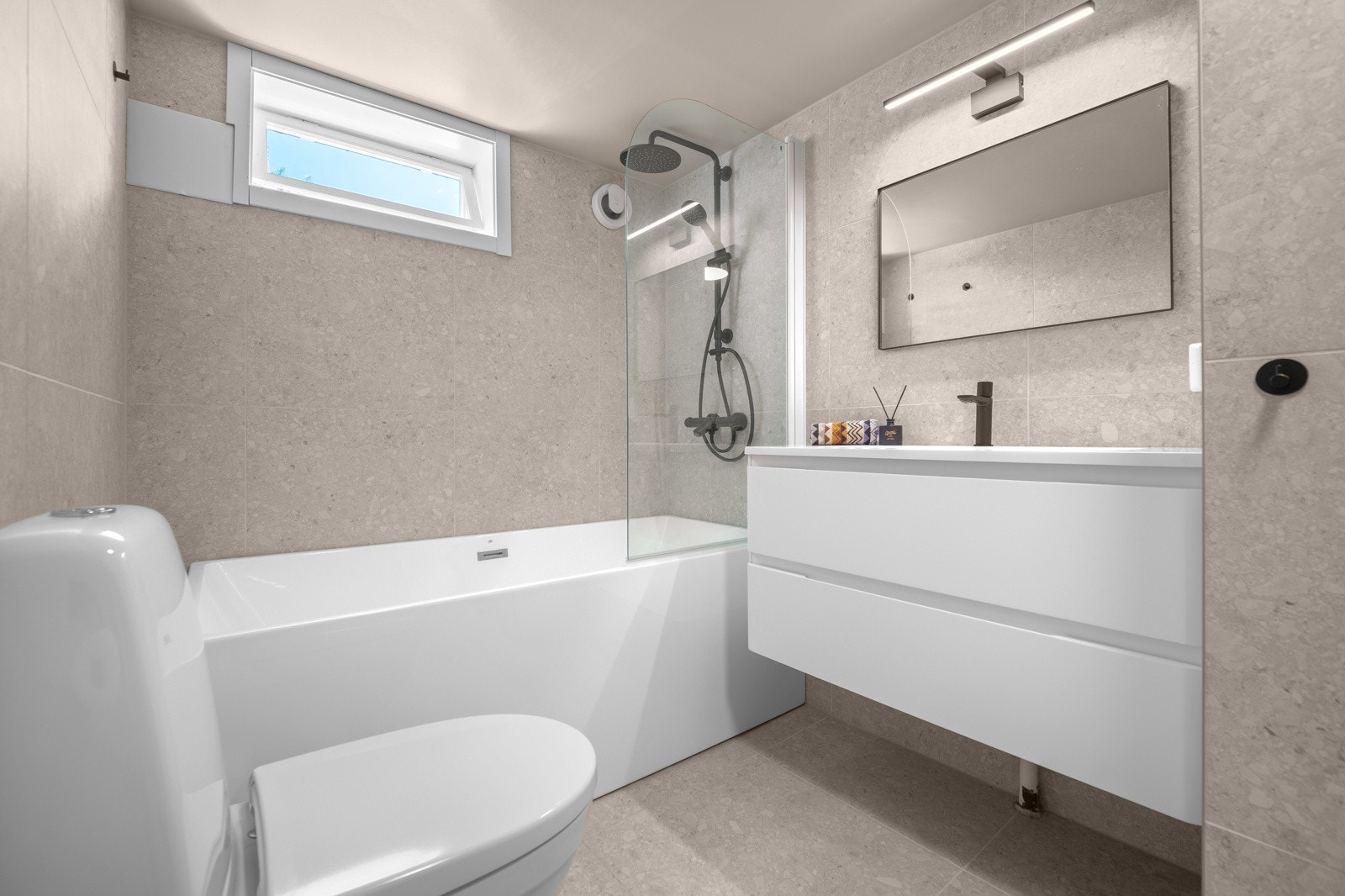 Badet er flislagt med varme i gulvet. Galleribilde