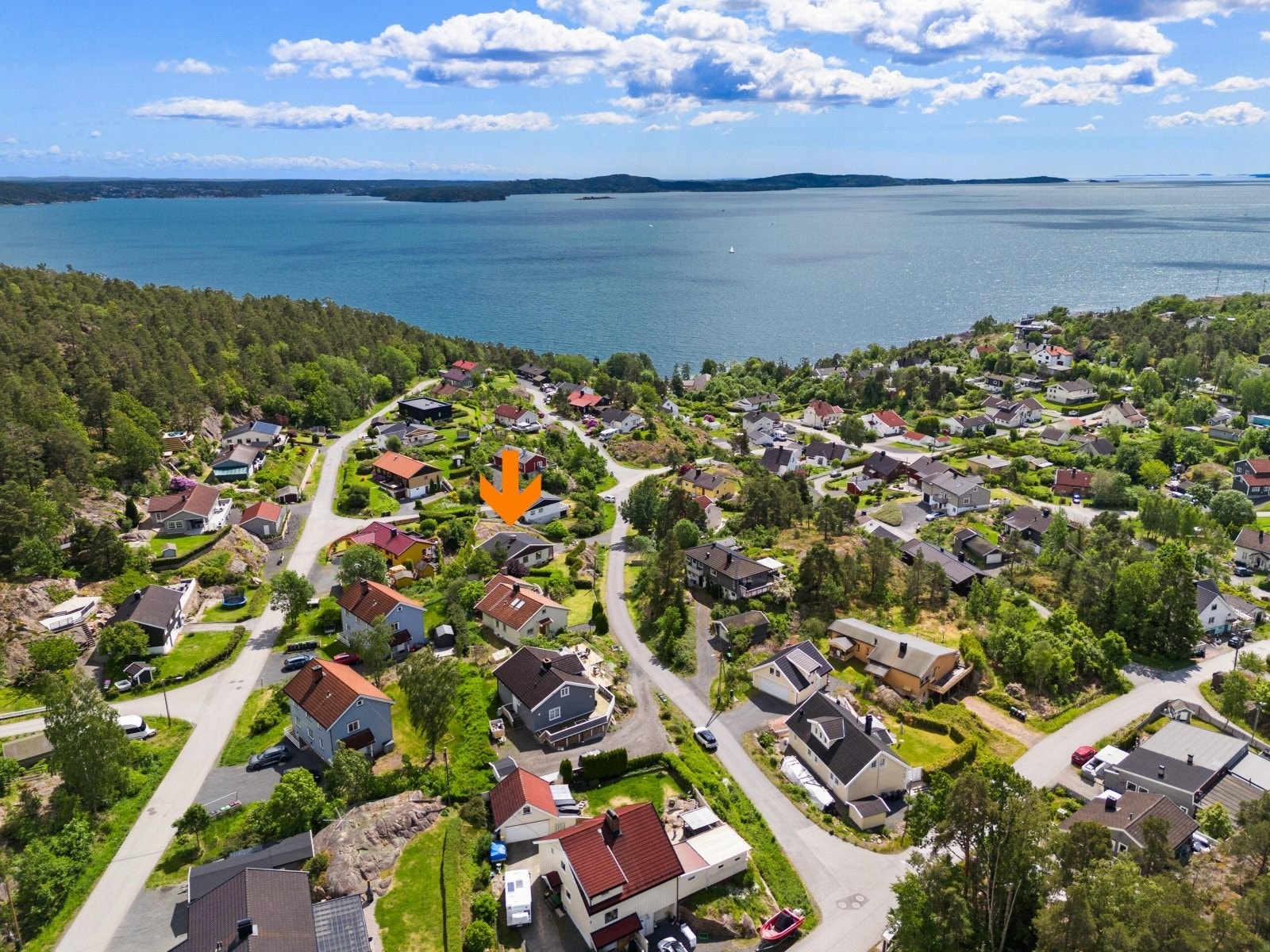 Boligen har en fin beliggenhet i utkanten av Tofte sentrum i et trafikkstille og rolig strøk. Galleribilde