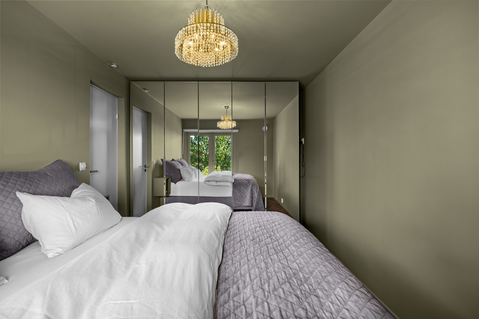 Soverommet har god plass til oppbevaring av klær i garderobeskap. Galleribilde