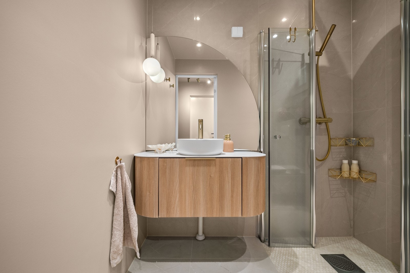 Dusjhjørne med dører og vegghengt dusjarmatur tilkoblet hånddusj og regndusj. Galleribilde