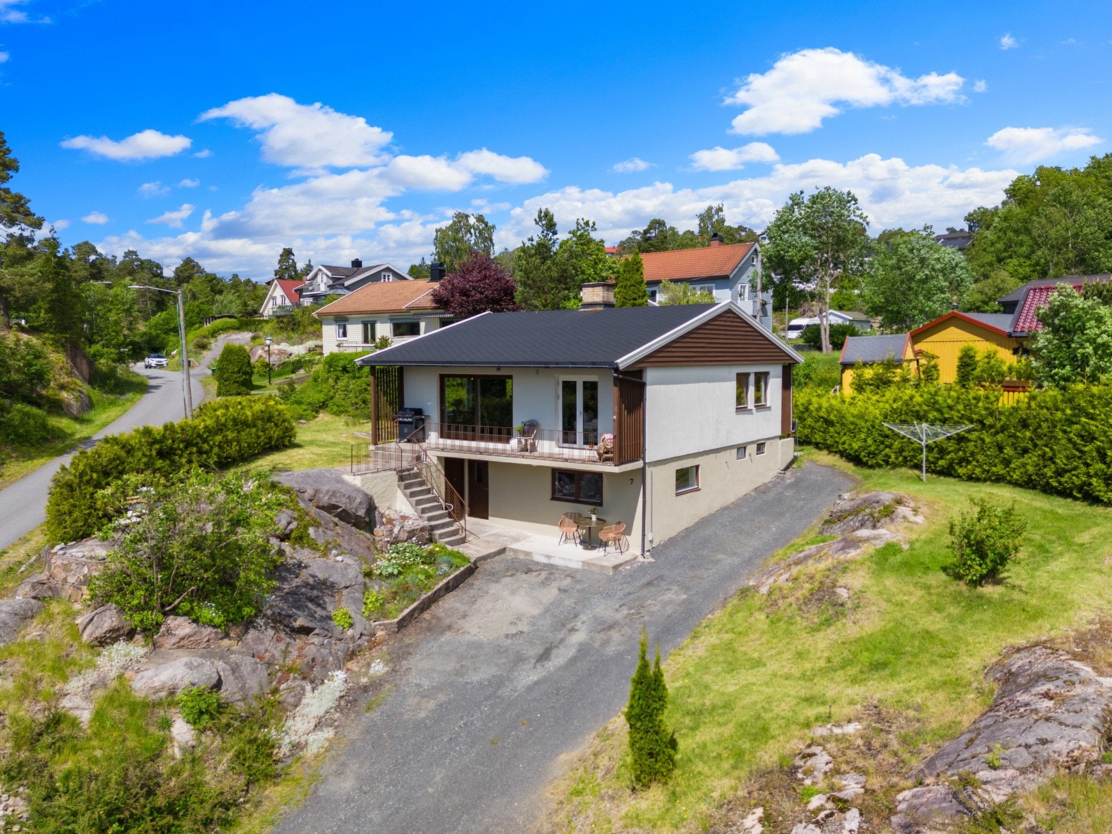 Eiendommen har pent opparbeidet selveiertomt på 975 kvm. Galleribilde