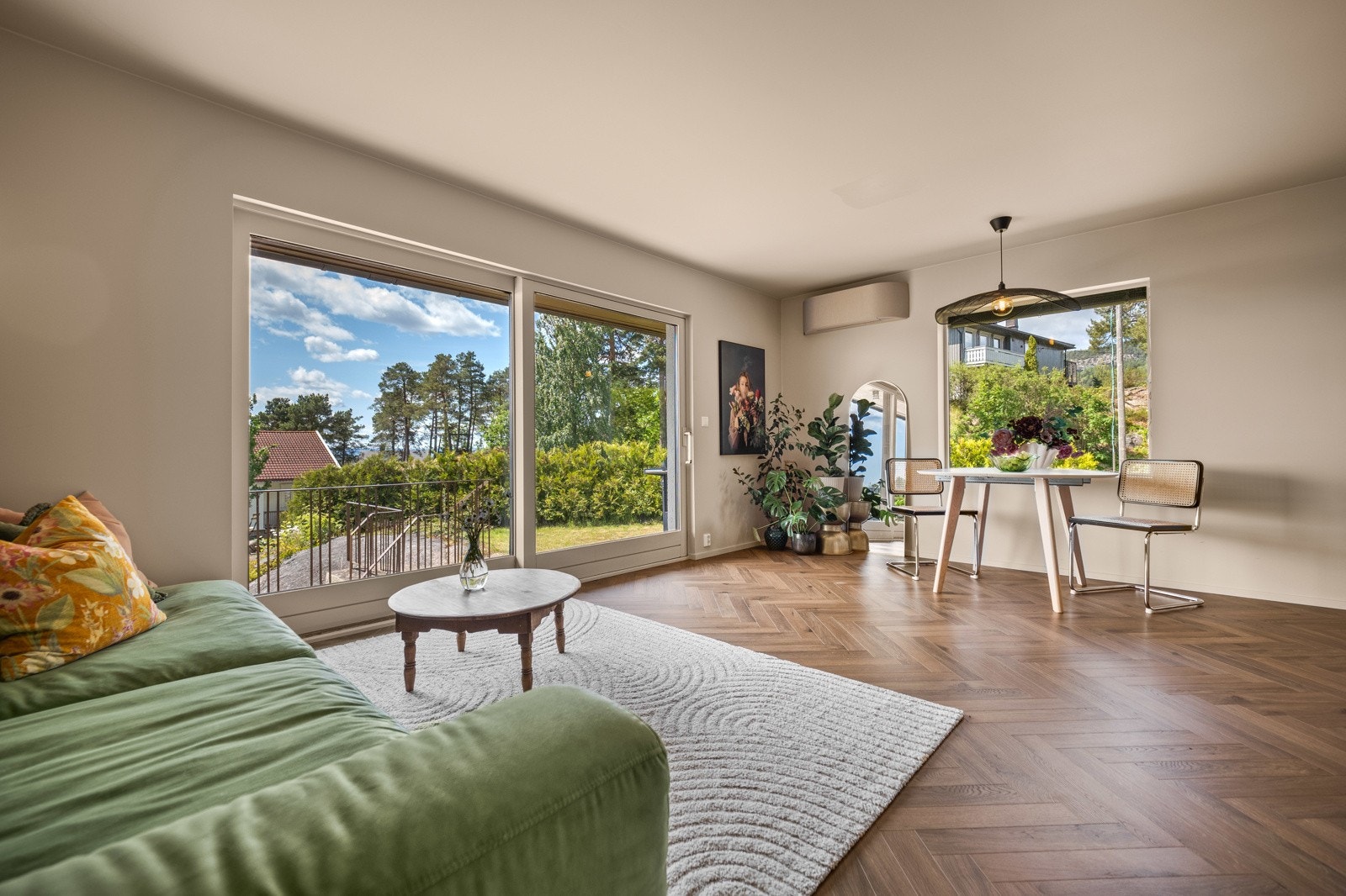 I stuen er det både peis og varmepumpe. Galleribilde