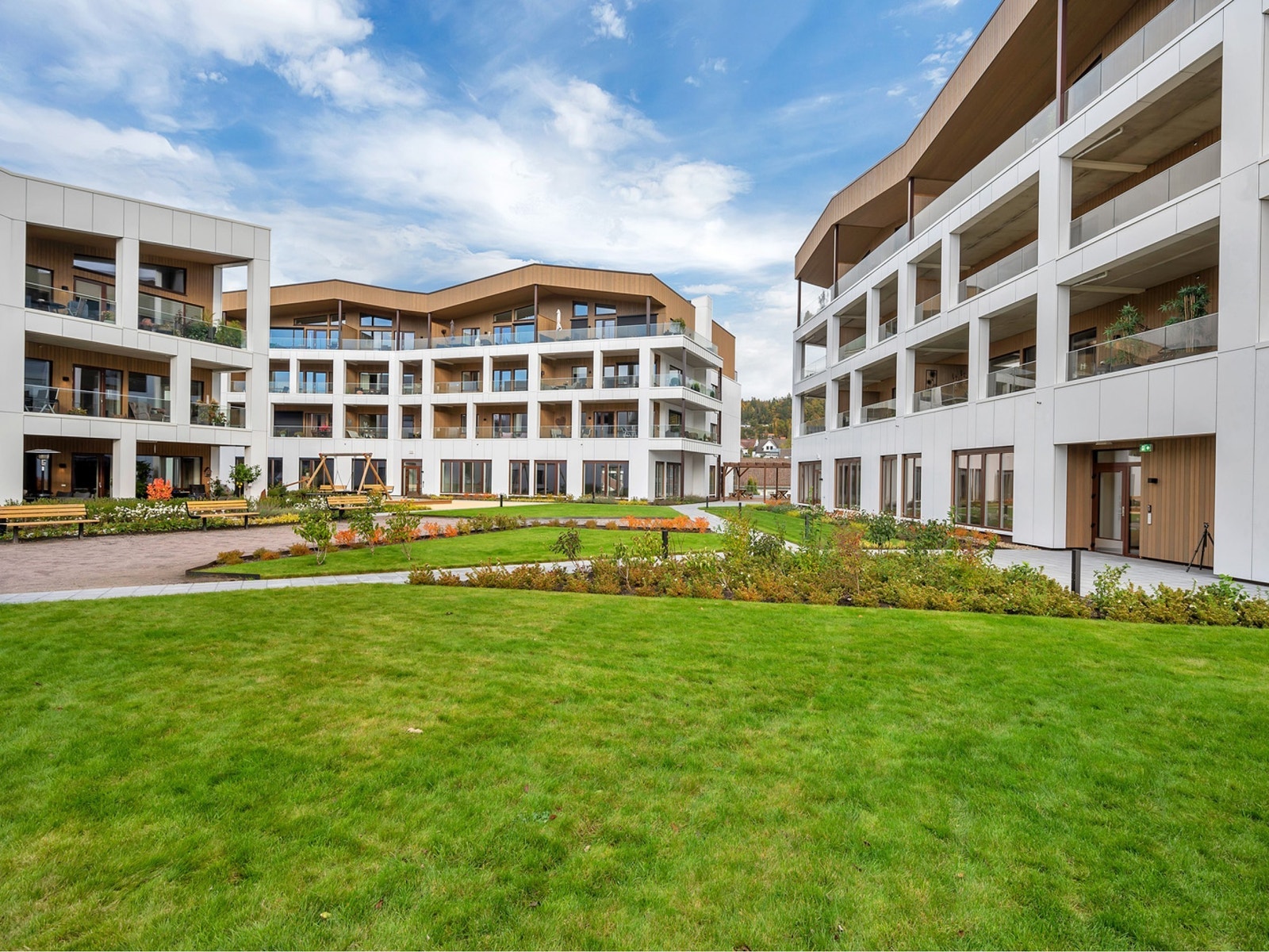 Direkte adkomst fra sosiale soner til husets uteområder som ligger skjermet til. Galleribilde