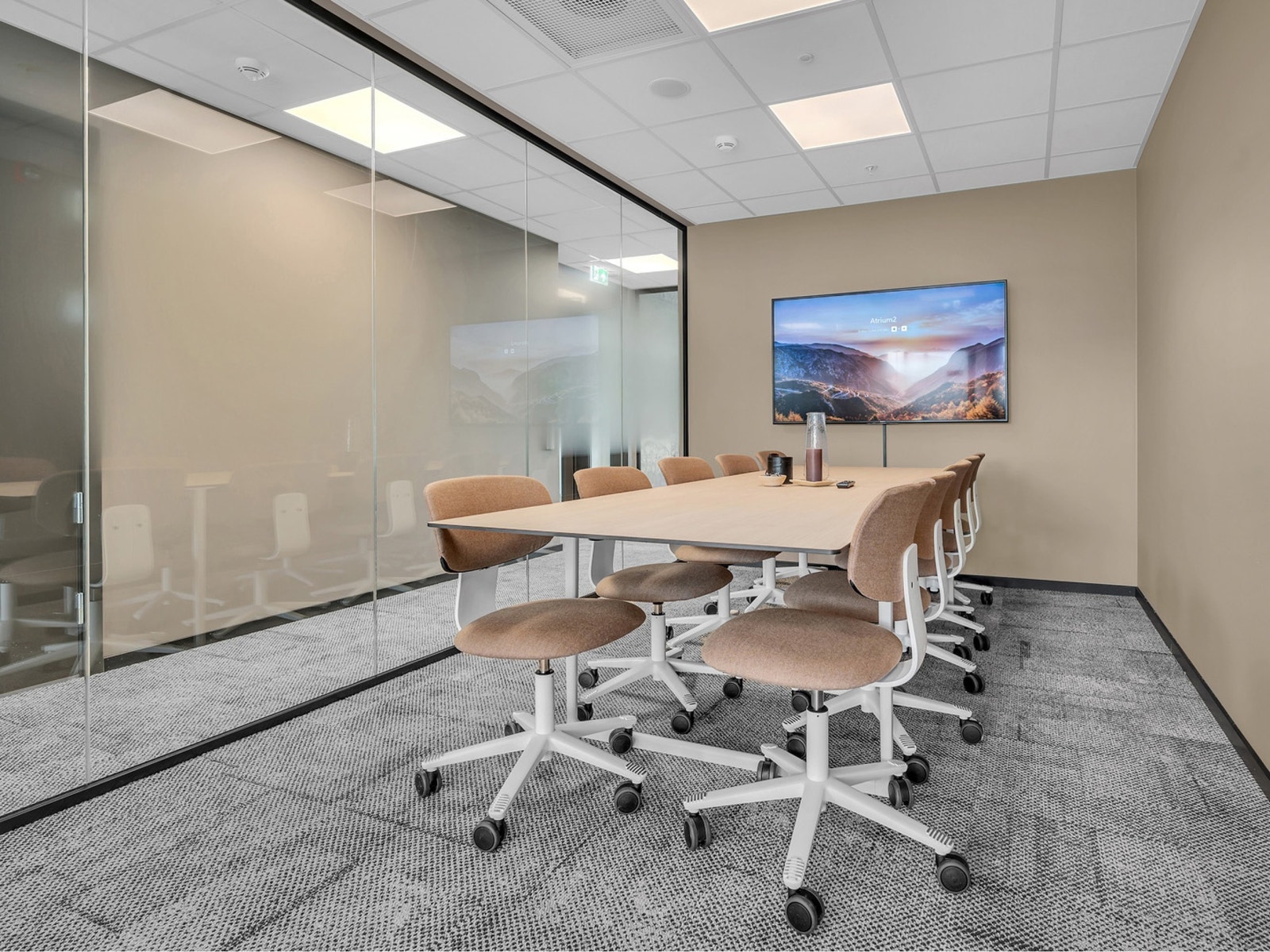 Moderne møterom utstyrt med moderne teknologi Galleribilde