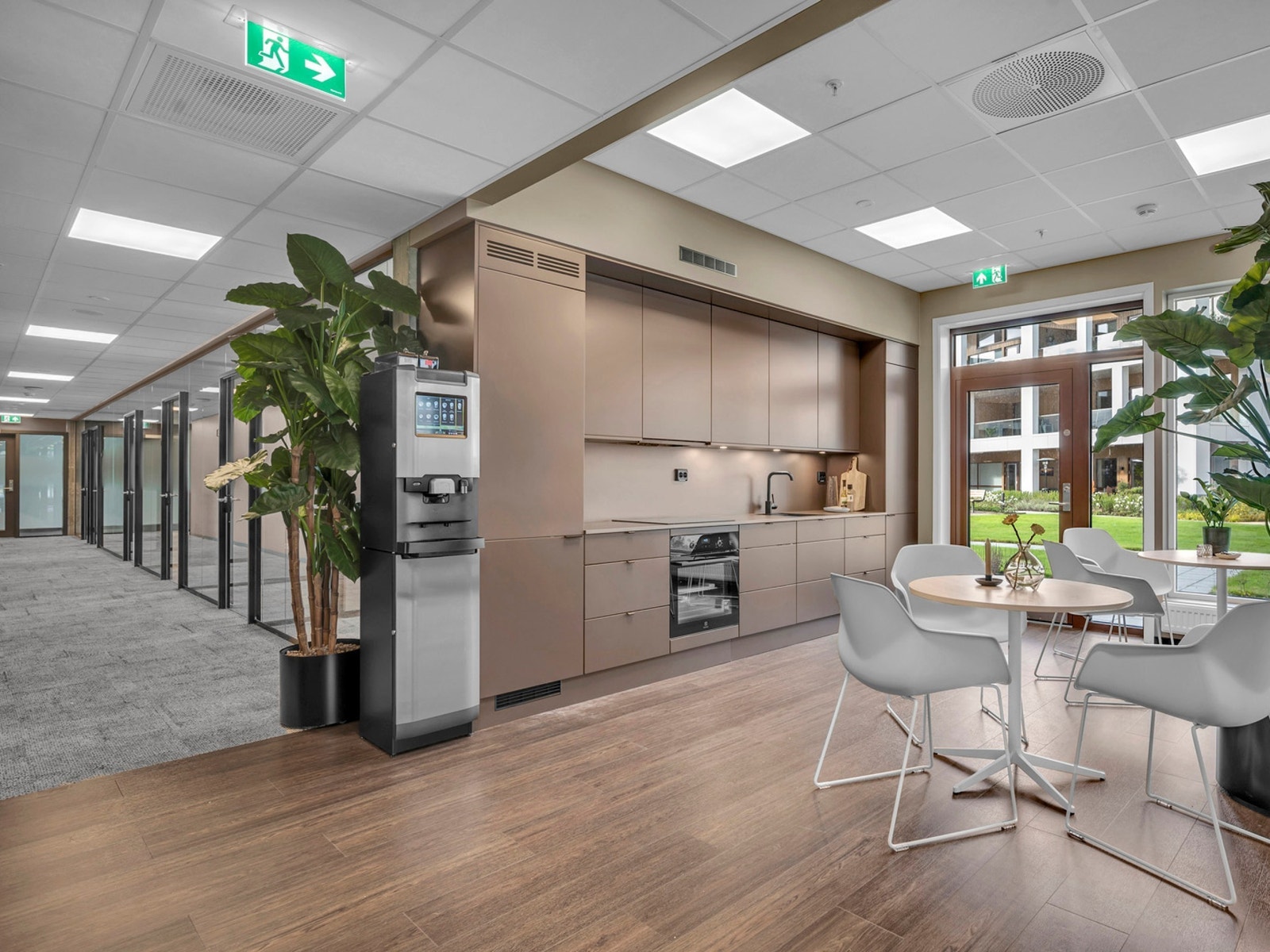 På kjøkkenet samles alle til lunsj Galleribilde