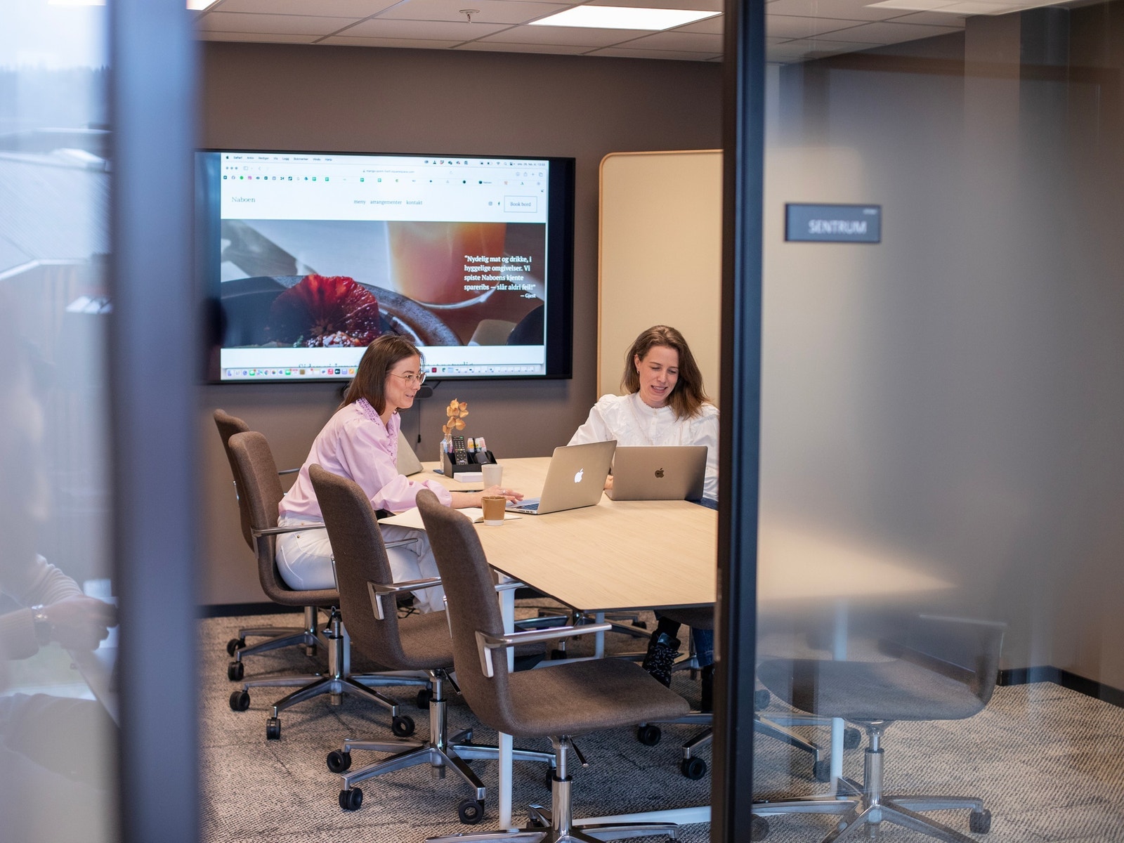 Møterom i ulike størrelser, tilpasset grupper fra 6 til 20 personer. Galleribilde
