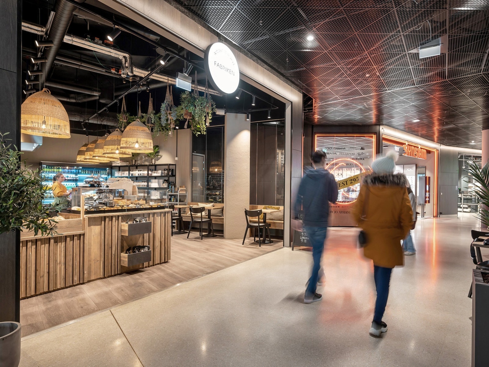 Atrium rommer flere butikker og spisesteder Galleribilde