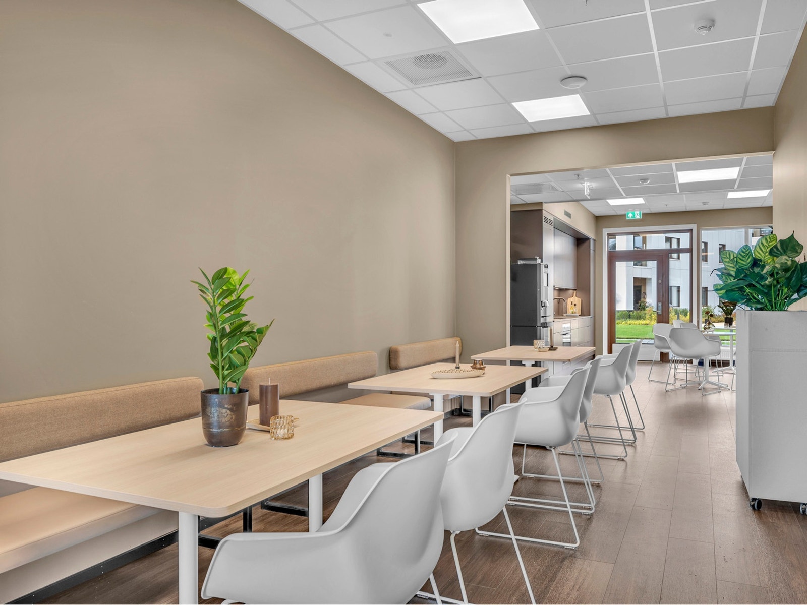 Hyggelig kjøkken og sosial sone med enkel adkomst til uteområde Galleribilde