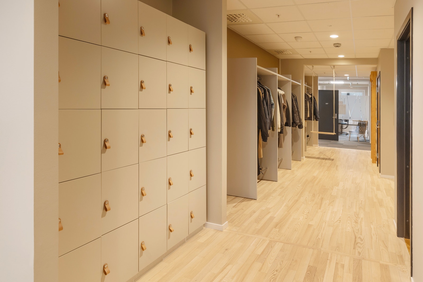 Dagens løsning i ene inngangspartiet, godt med skap og hengeplass for uteklær. Galleribilde