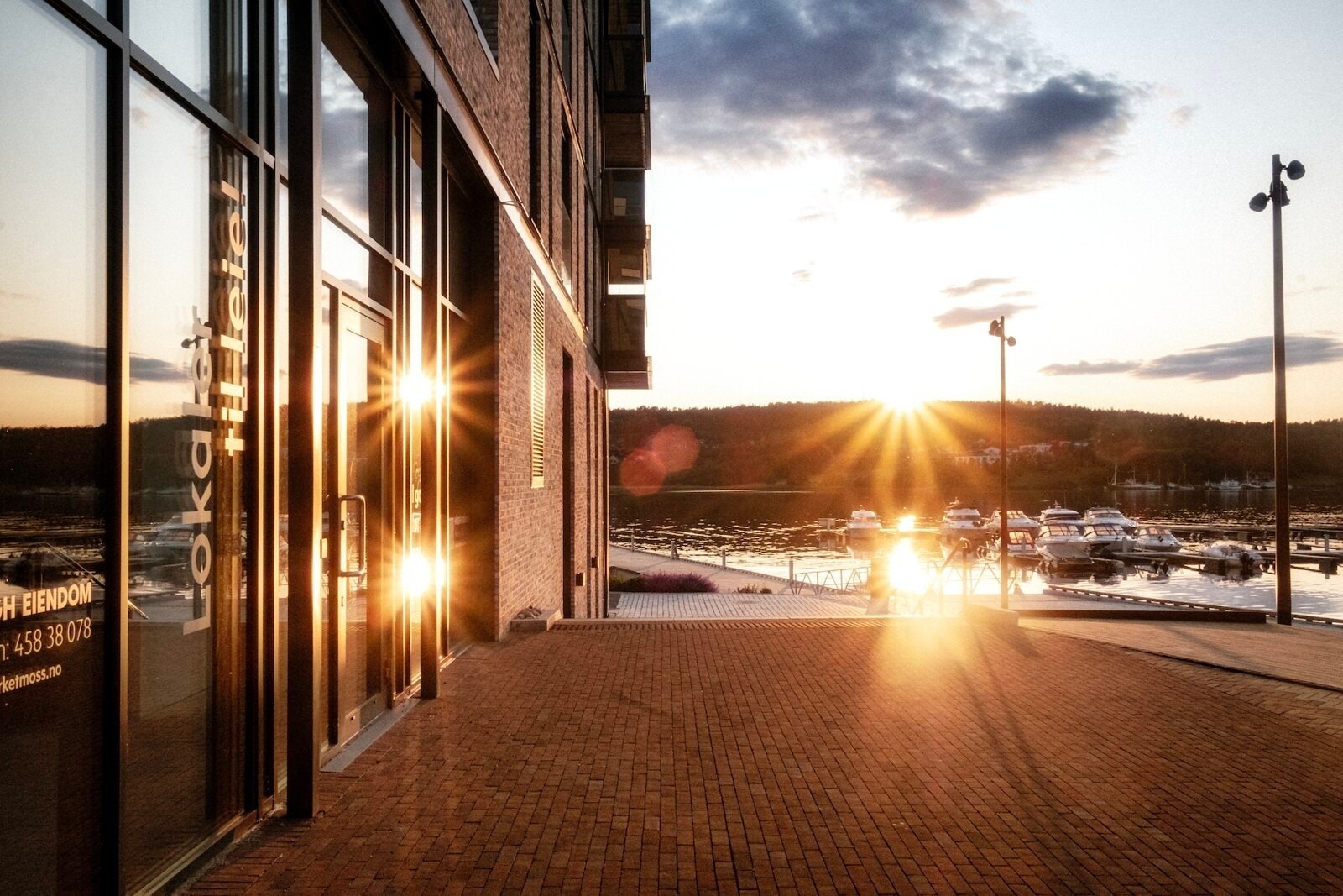 Verket Brygge I bygg C har inngangsparti på flere nivåer, både fra Verksplassen og bryggepromenaden. Galleribilde