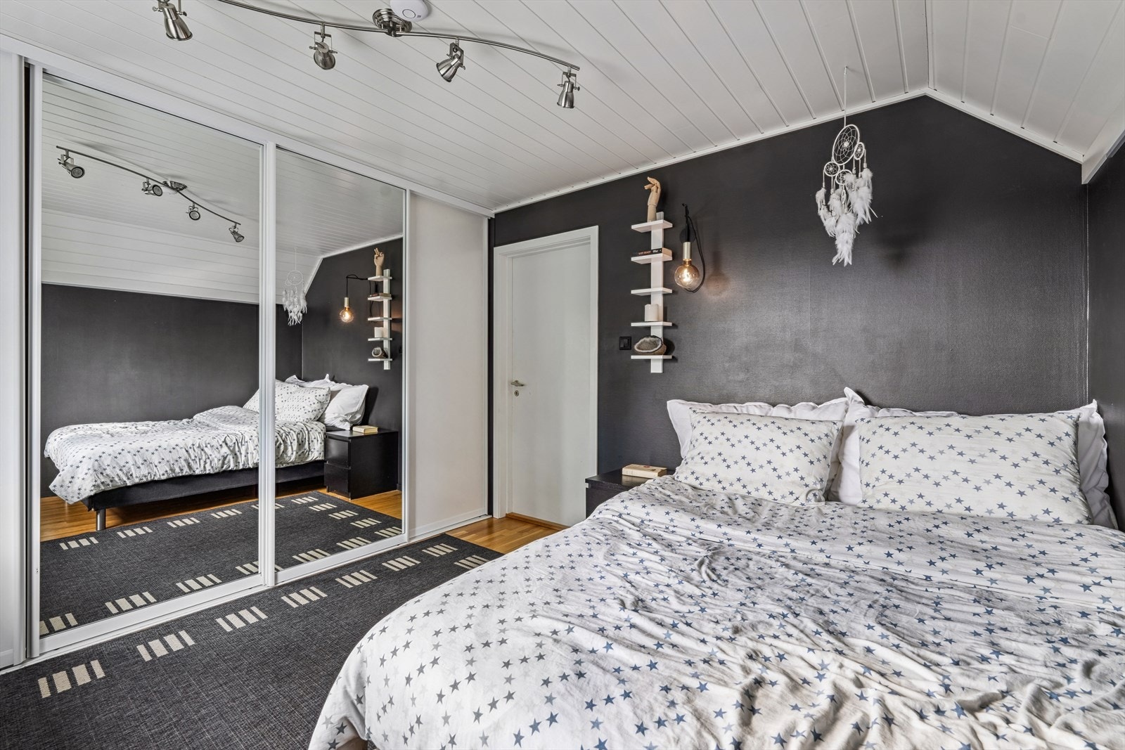 Soverom i 2.etg. med skyvedørsgarderobe Galleribilde