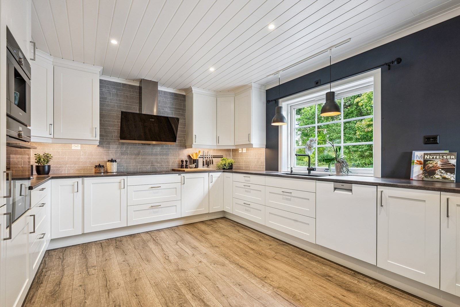 Mye skap - og benkeplass Galleribilde