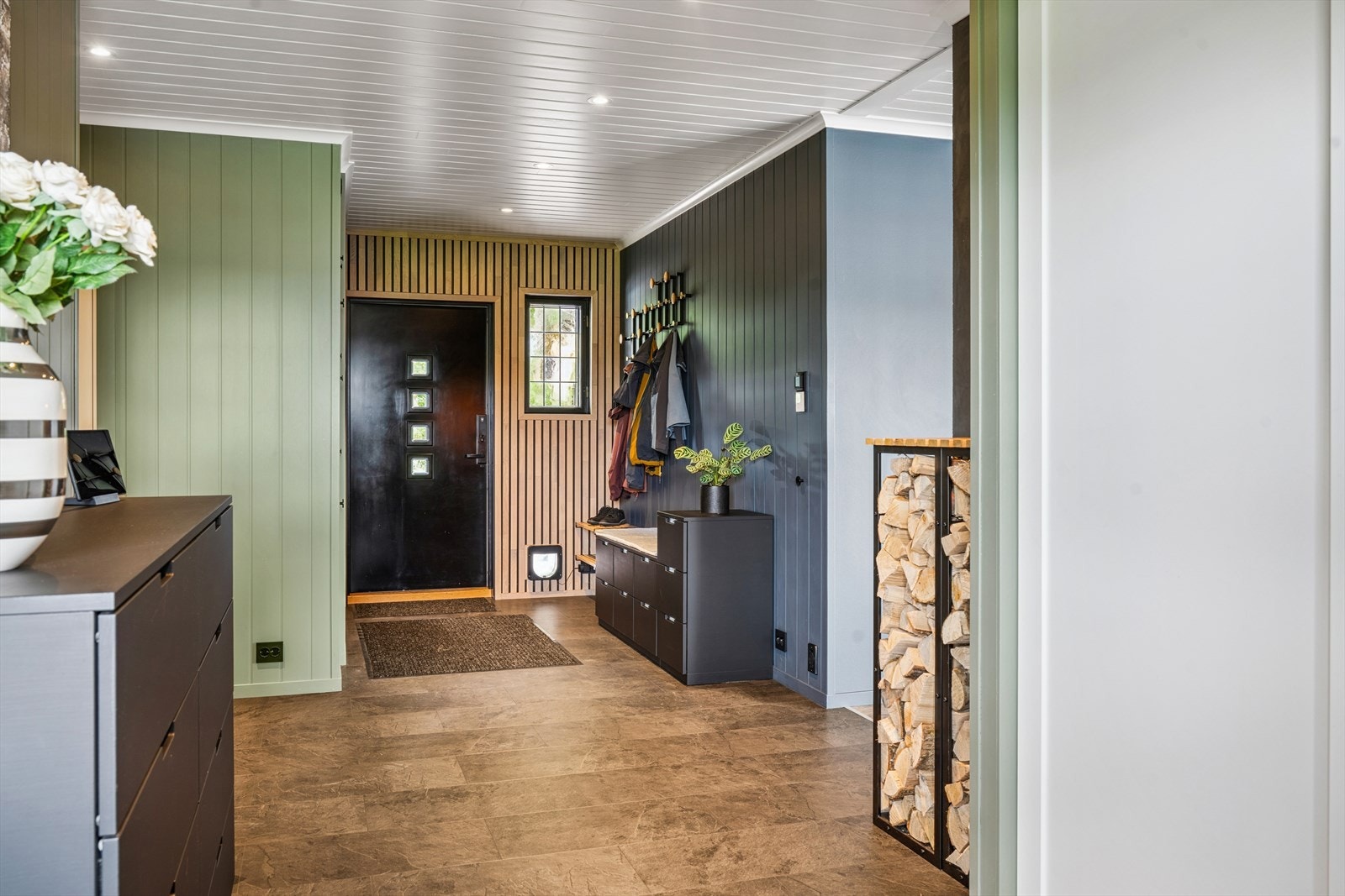 Praktisk gang med god plass til å henge fra seg yttertøy Galleribilde