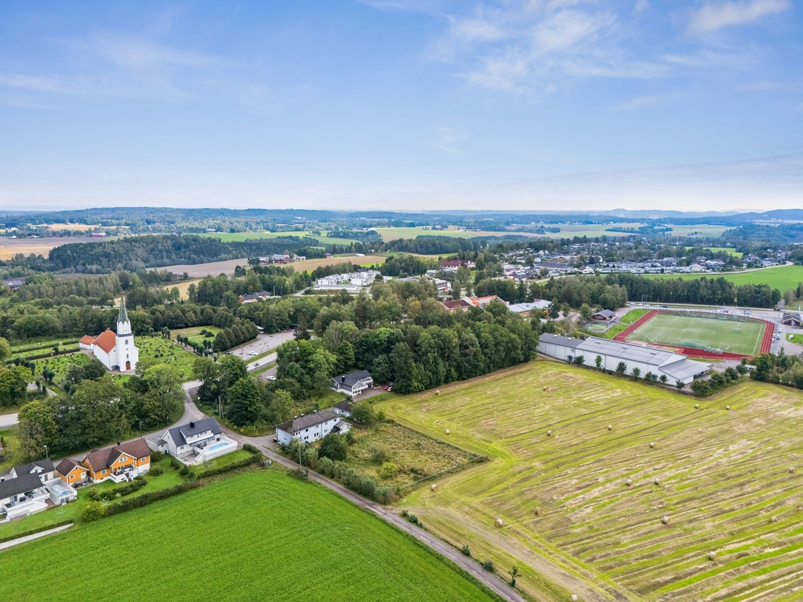 Det er kort vei til barneskole og idrettsanlegg Galleribilde