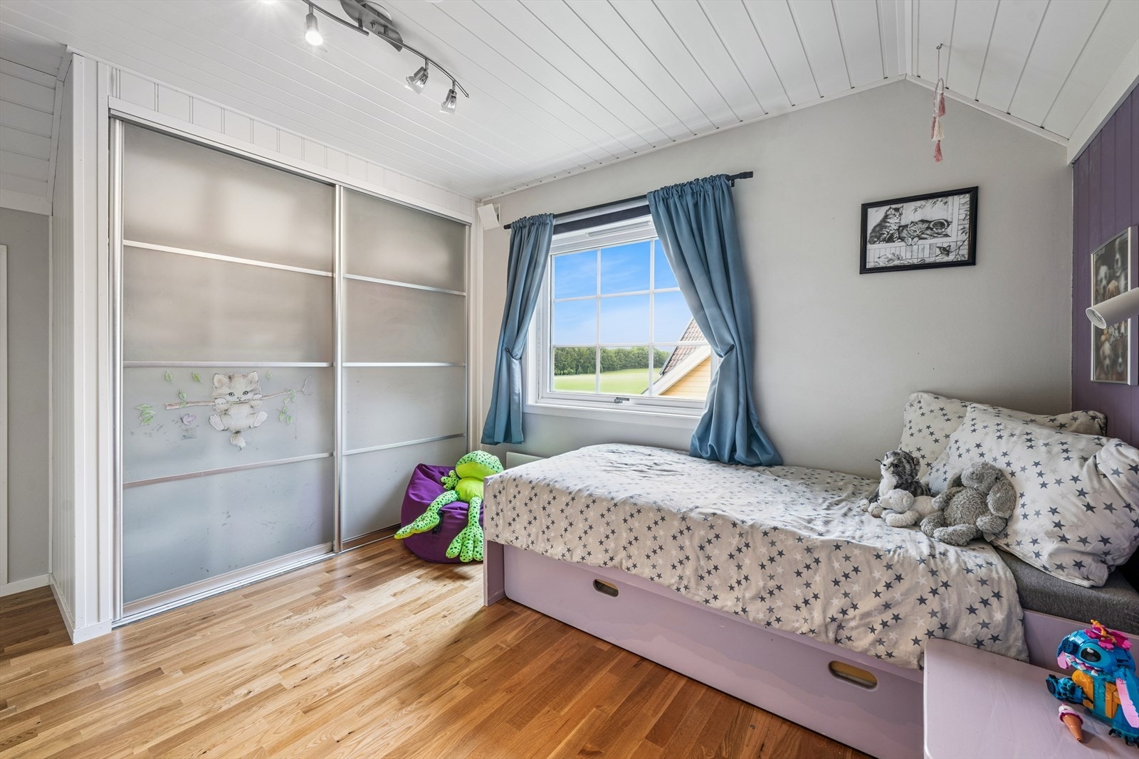 Soverom med skyvedørsgarderobe Galleribilde