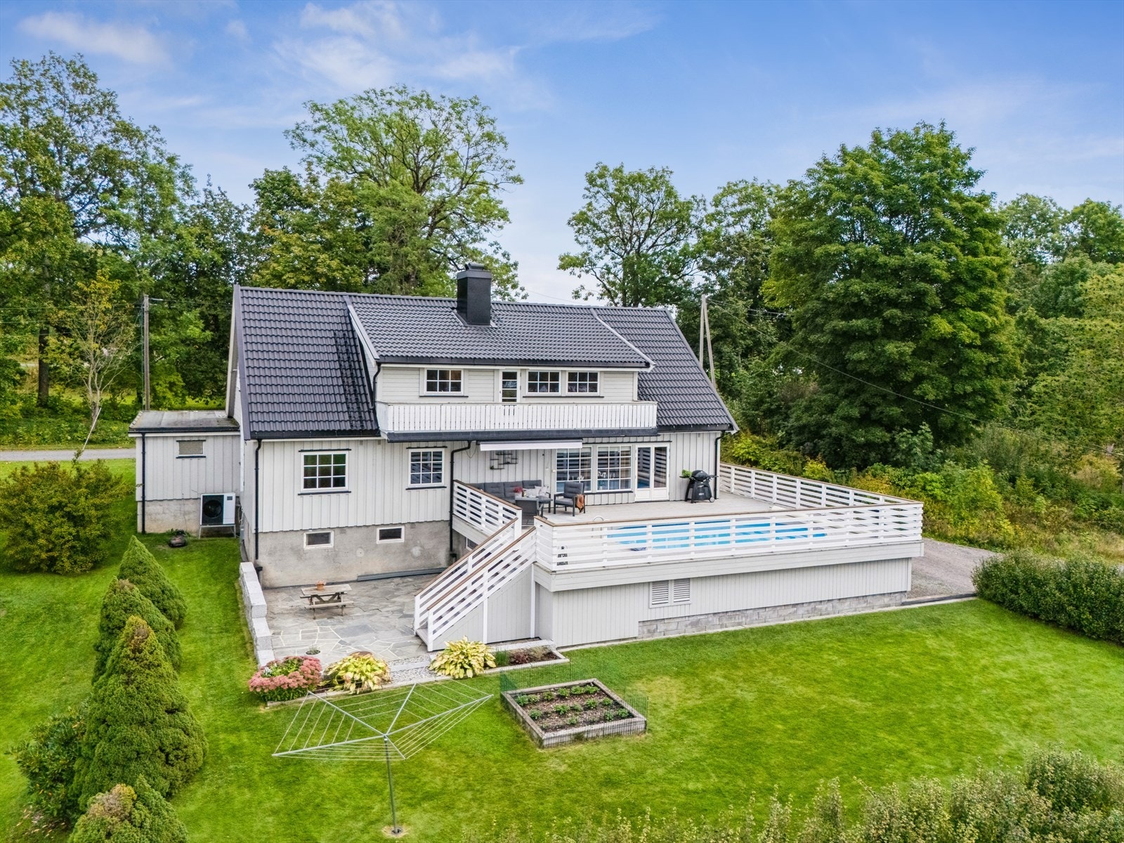 Stor og flott enebolig med badebasseng Galleribilde