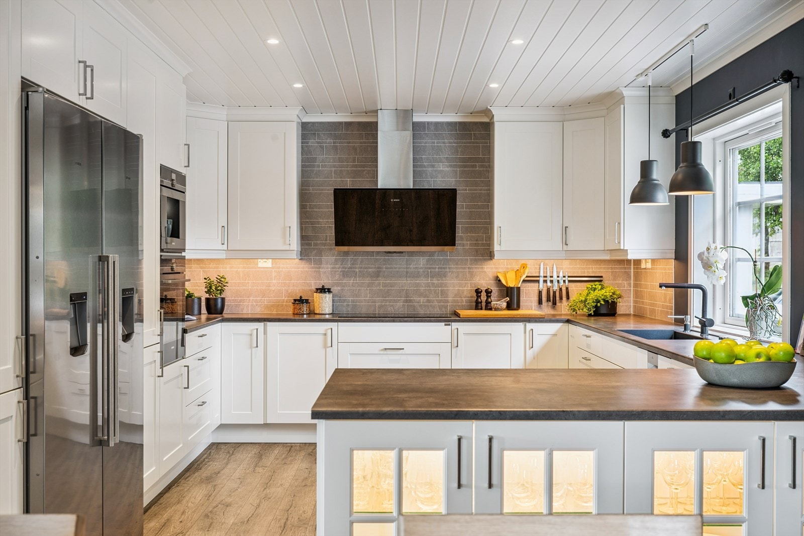 Tidløst og stilig kjøkken Galleribilde