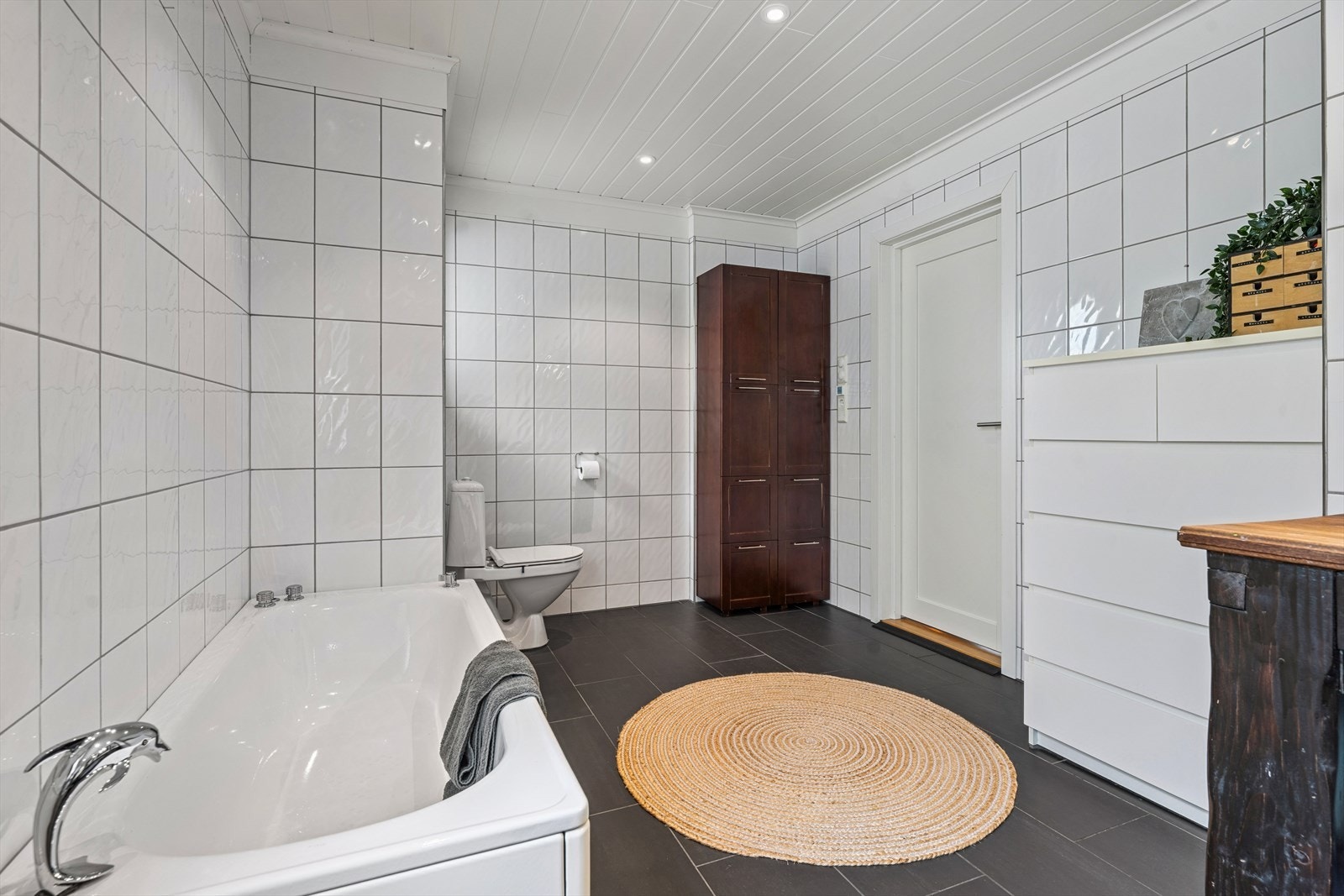 Varmekabler i gulv og malt MDF-panel på innvendig tak Galleribilde