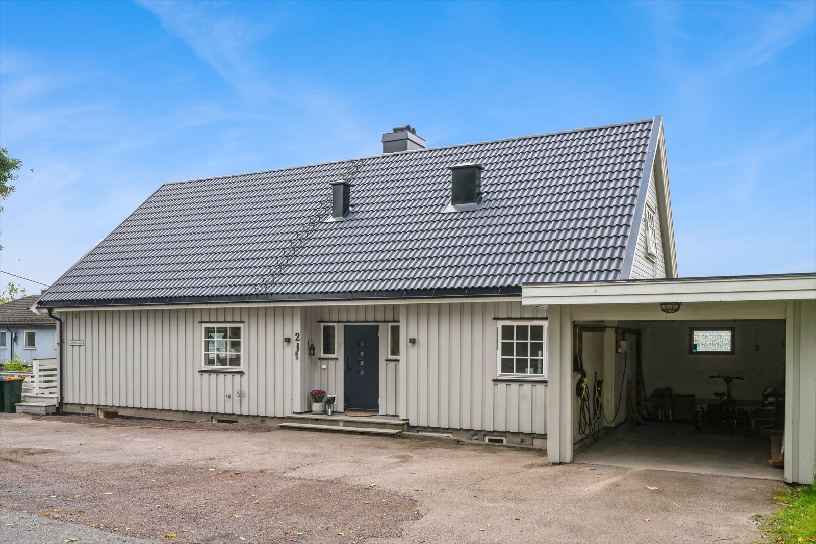 Fasade og carport med elbillader Galleribilde