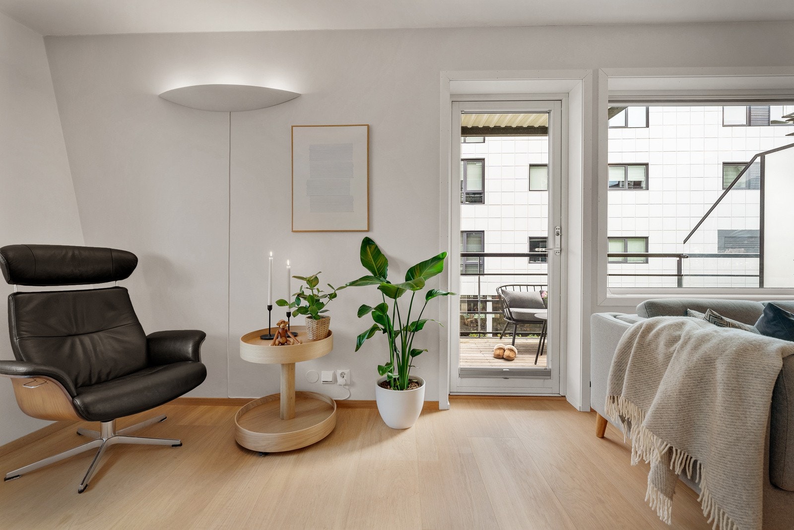 - Fra stuen er det utgang til to hyggelige balkonger på henholdsvis 7,4 og 4,4 m² - Galleribilde