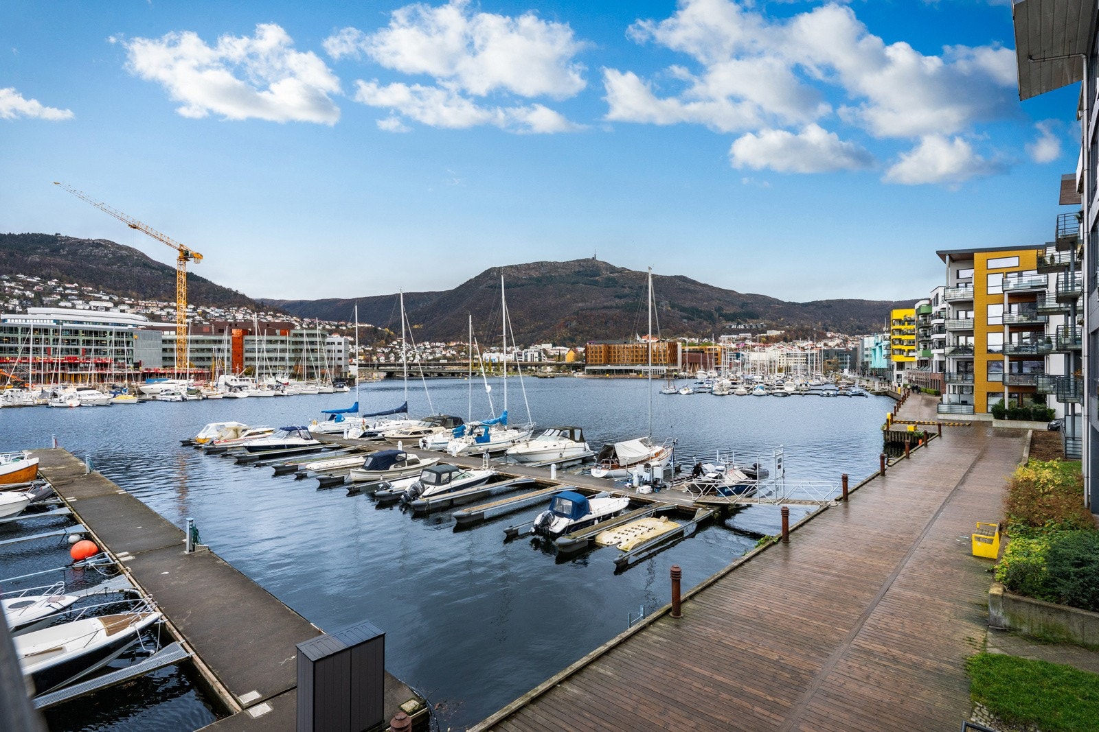 - Nydelig sjøutsikt fra balkongen. Kajakkbassenget er rett utenfor leiligheten, og det samme er badebryggen - Galleribilde