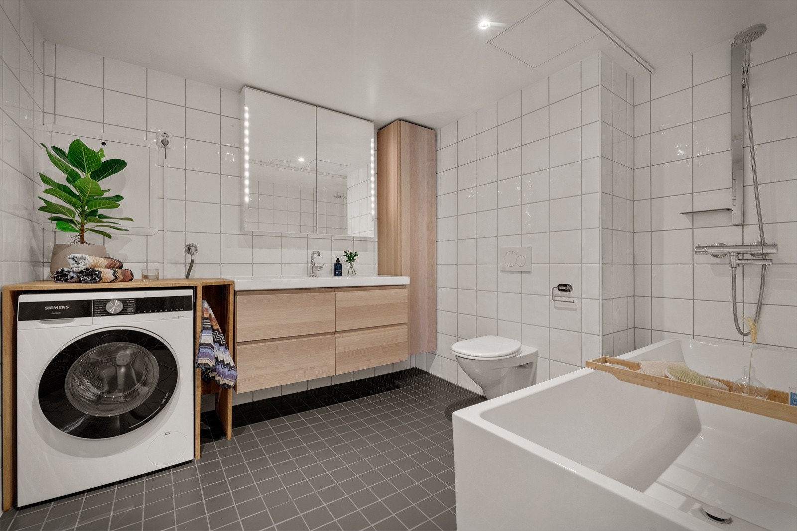 - Badet har lyse, flislagte overflater og varmekabler i gulvet - Galleribilde