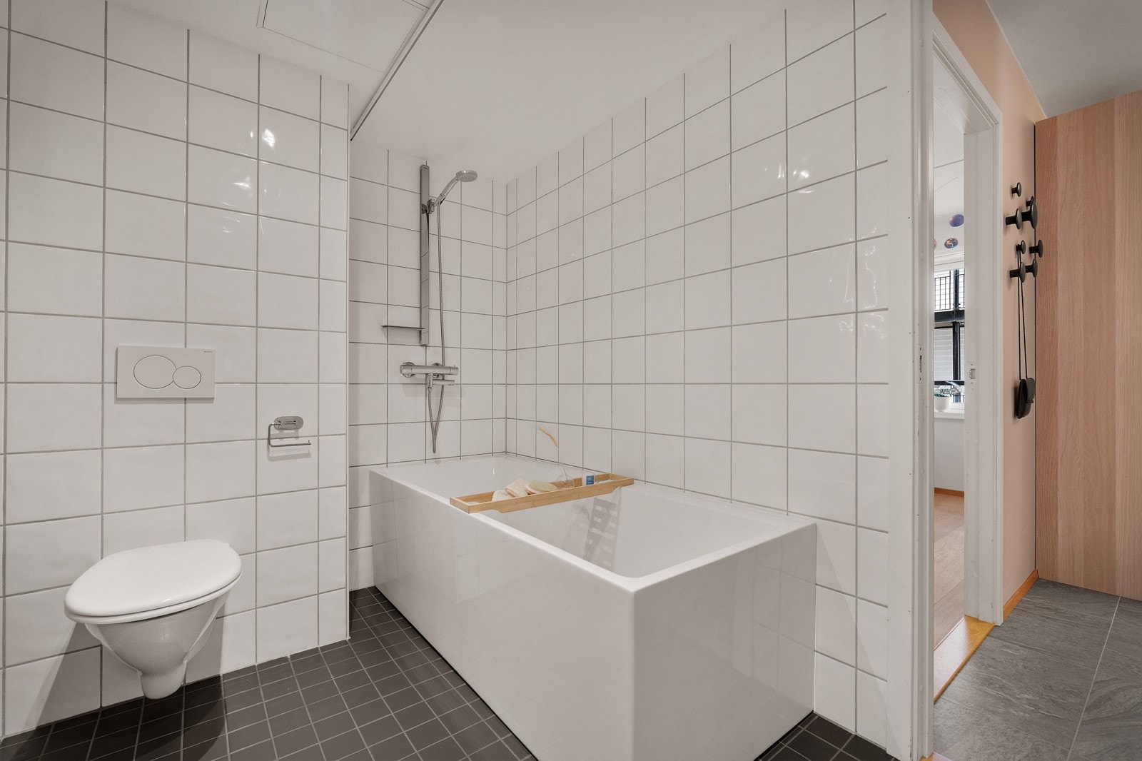 - Badet er innredet med vegghengt toalett, servant med skuffer, ekstra skap, speilskap og badekar - Galleribilde