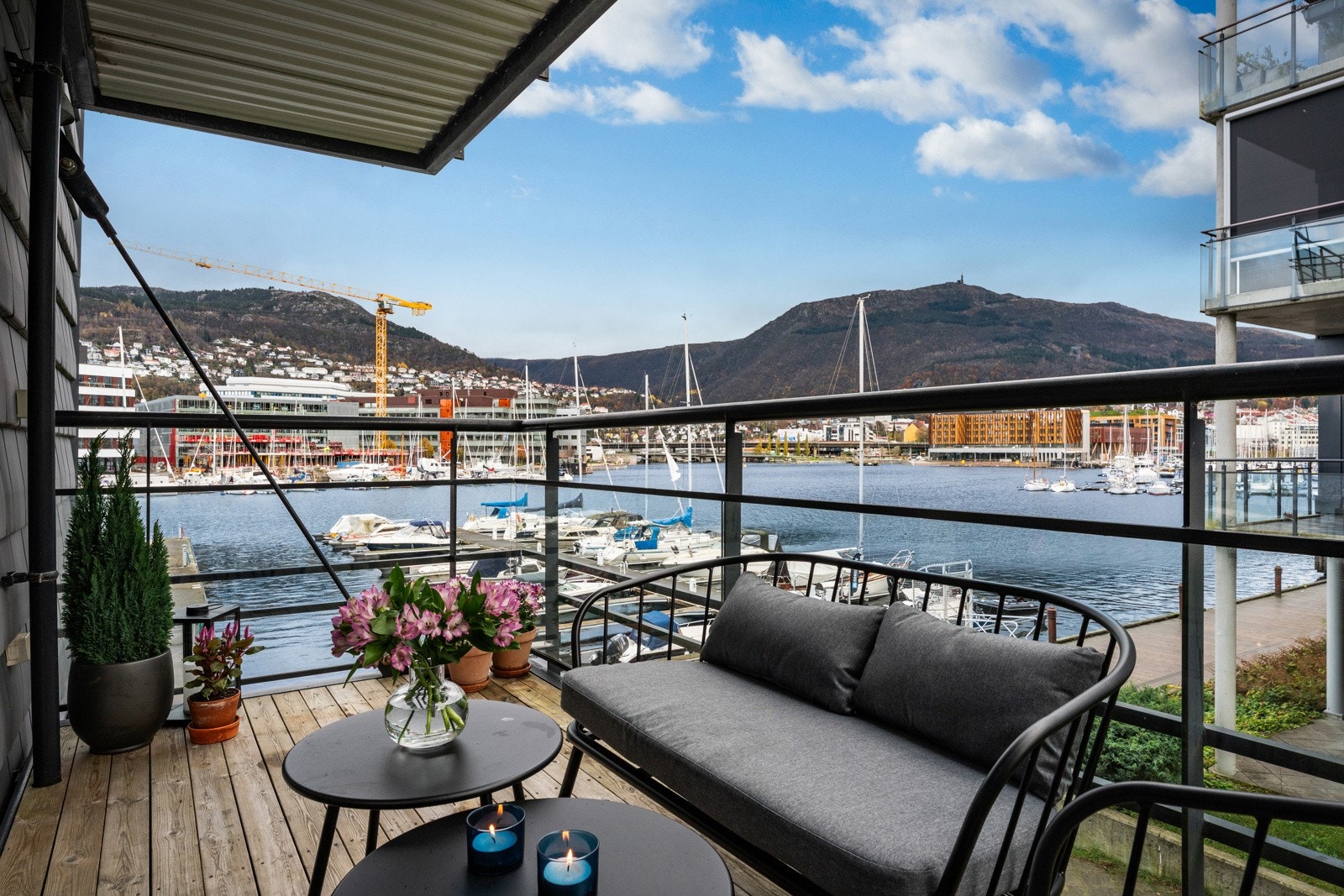 - Fin plass til sittegruppe og beplantning og grill - Galleribilde