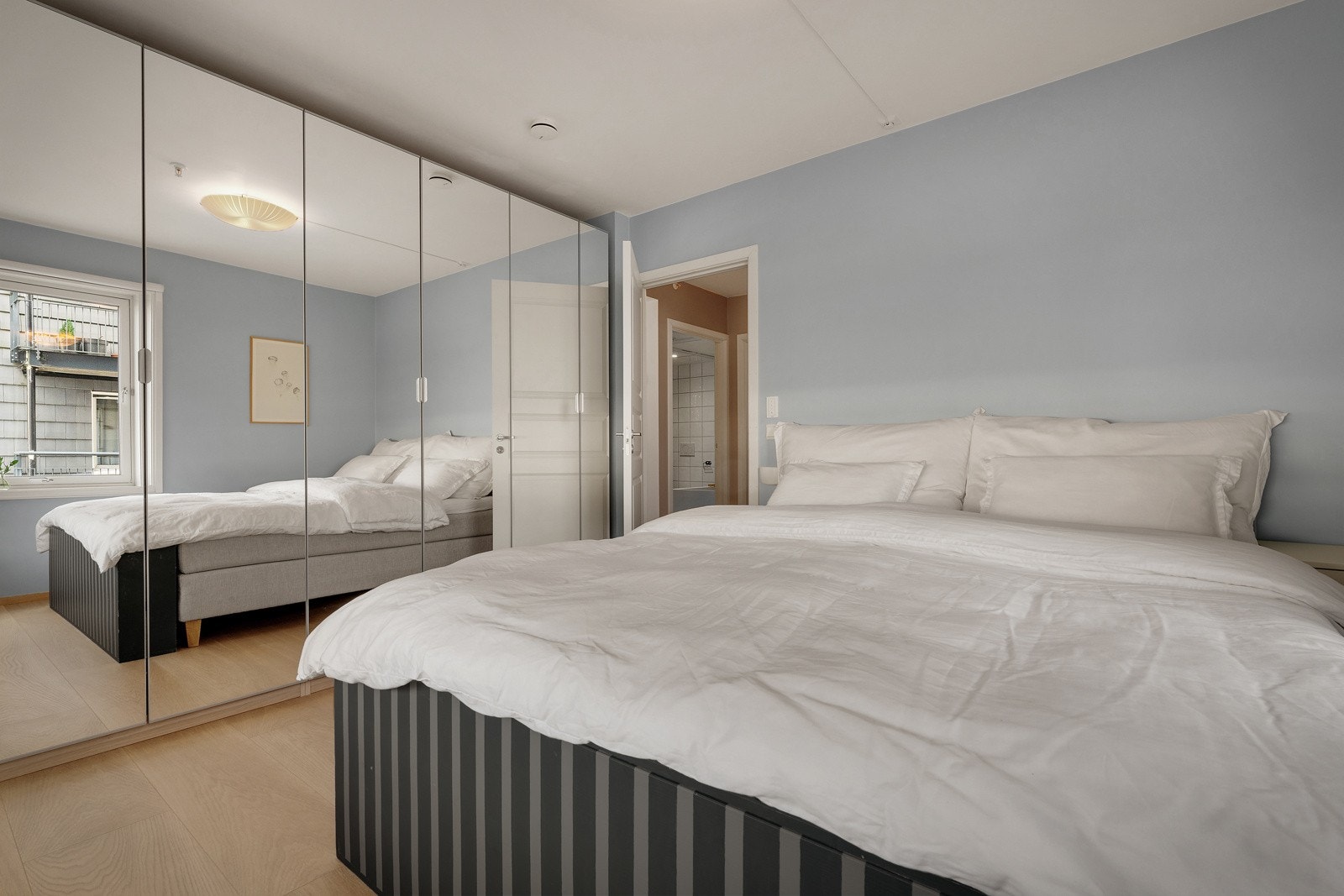 - Leiligheten har to soverom, hvor hovedsoverommet er romslig og innredet med stor garderobe - Galleribilde