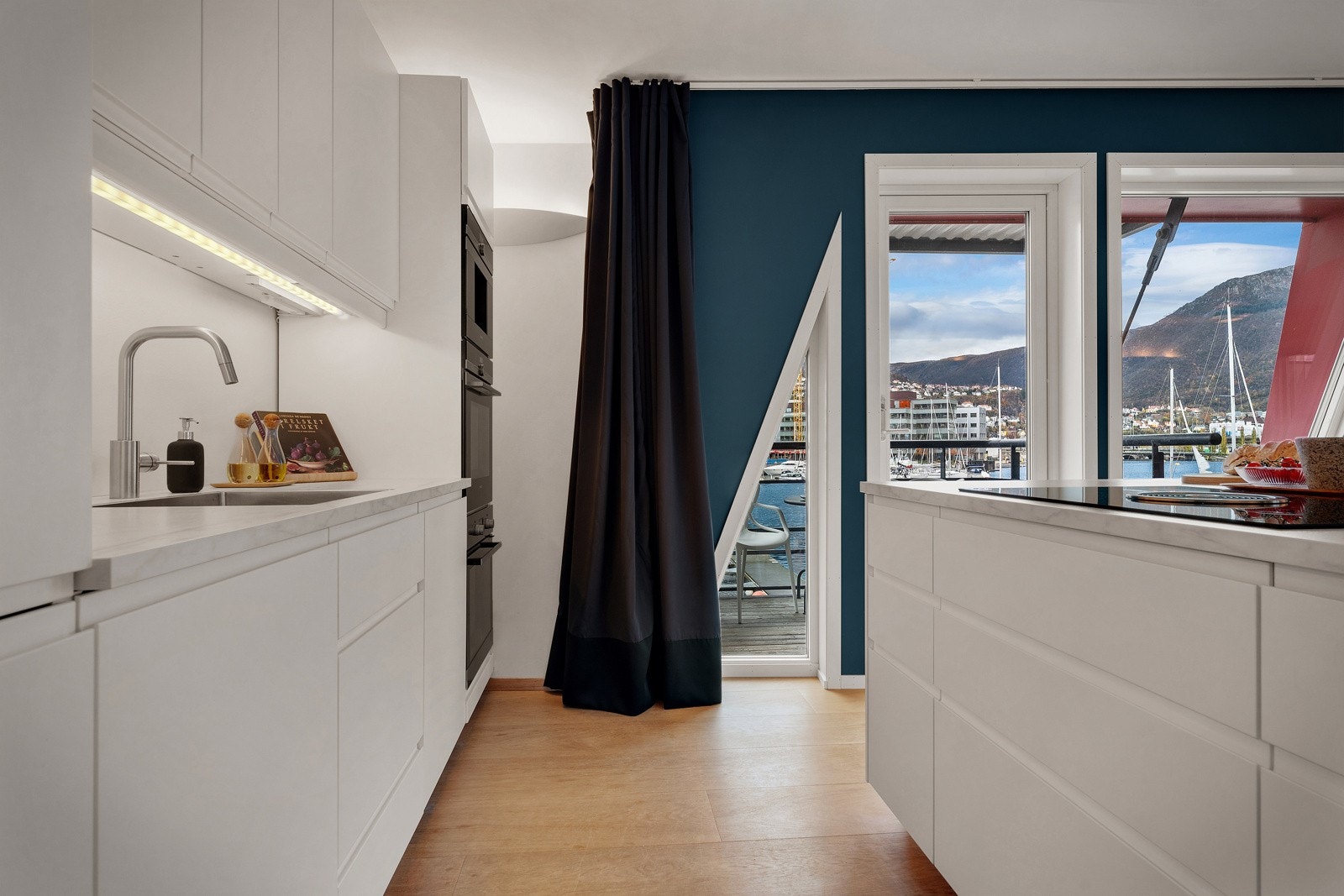 - Det er godt med skap- og arbeidsplass - Galleribilde