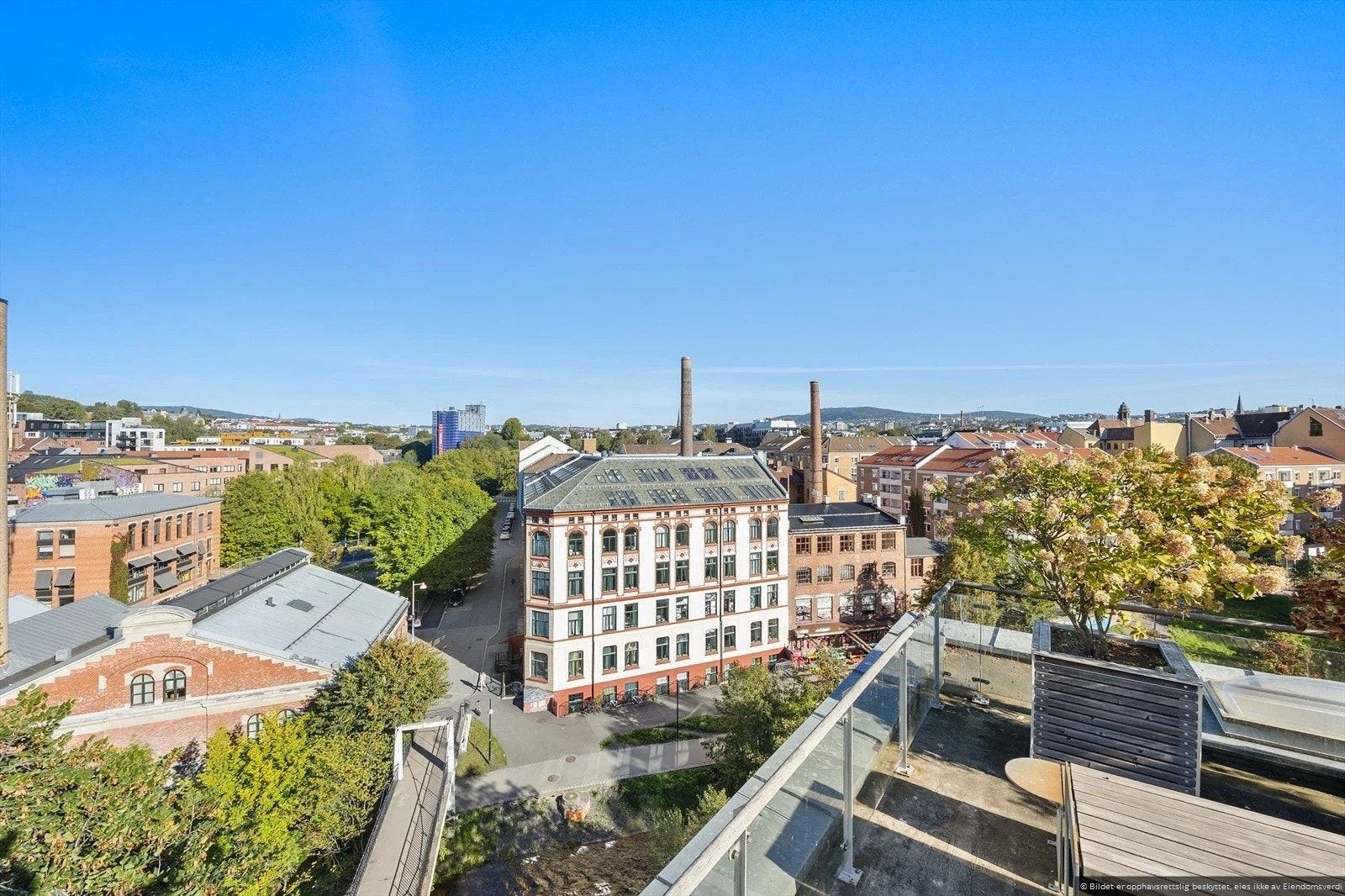 Her nytes utsikt over hele byen med sol fra morgen til kveld! Galleribilde