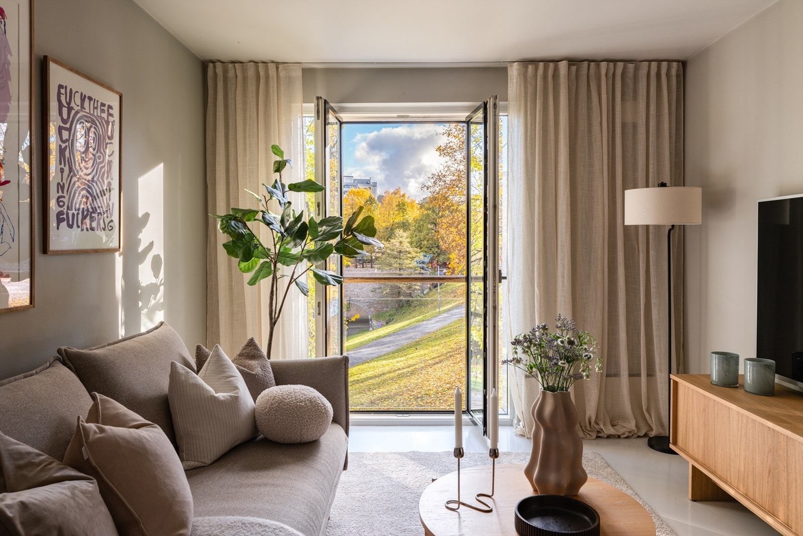 Fra stuen er det et åpent og idyllisk utsyn. Galleribilde