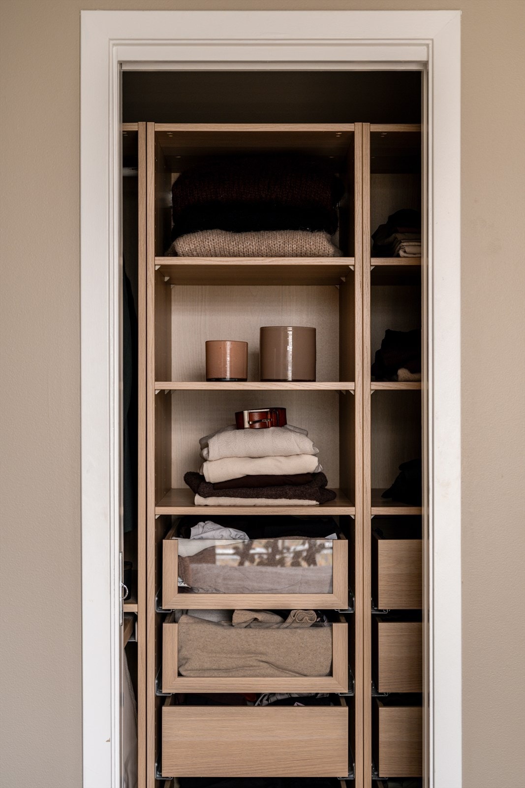 Soverommet har adkomst til en pen "walk-in"-garderobe. Galleribilde