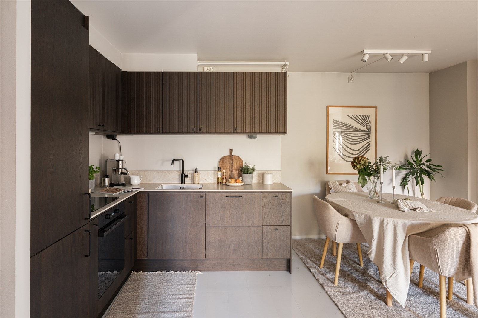 Dette er en lys og flott 3-roms selveierleilighet med attraktiv beliggenhet på beste Løkka. Galleribilde