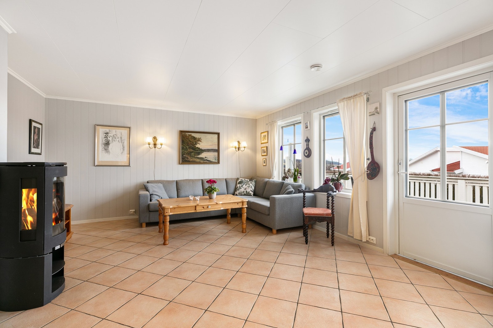 Lys og trivelig stue med gode møbleringsmuligheter. Galleribilde