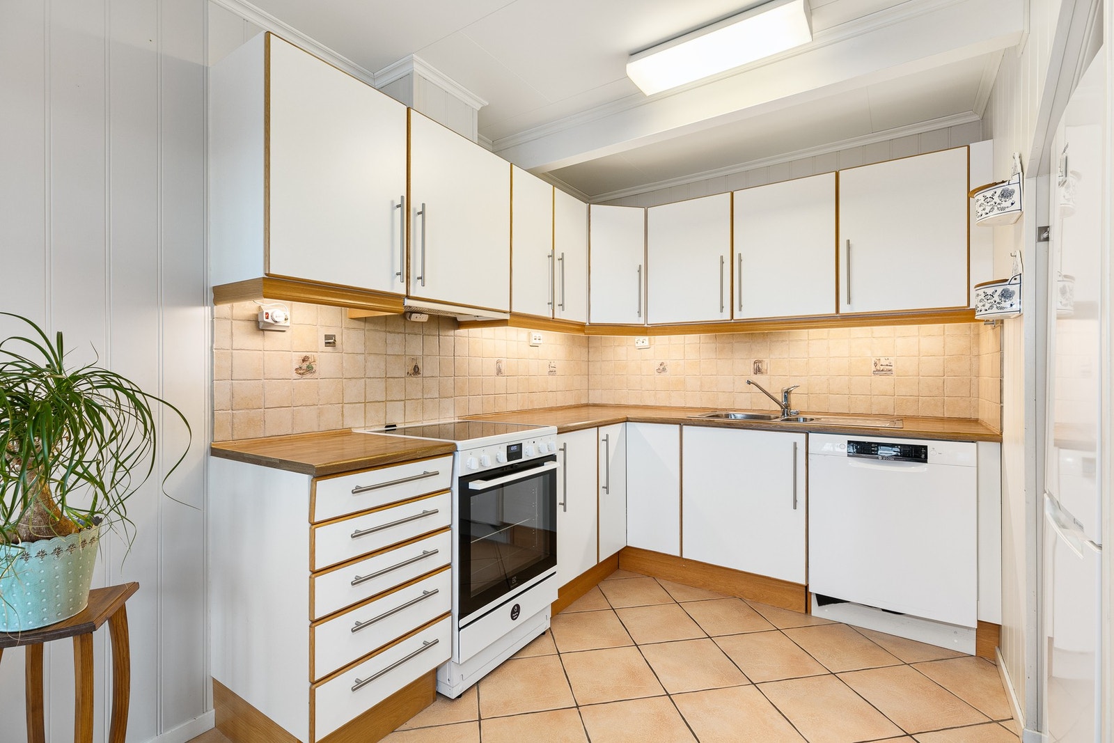 Kjøkken med glatte fronter og laminert benkeplate. Galleribilde