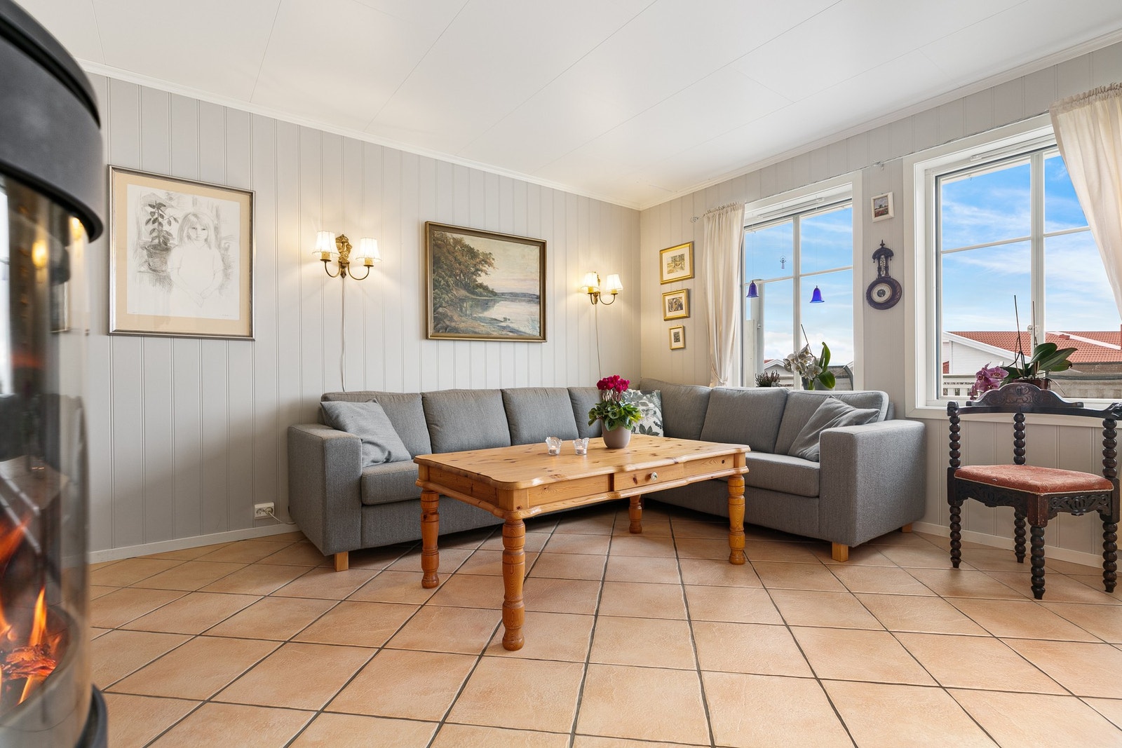 Store vinduer gir flott lysinnslipp gjennom dagen. Galleribilde