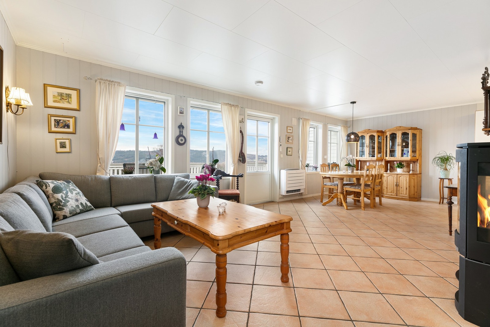 Åpen løsning mot kjøkken skaper et sosialt samlingspunkt. Galleribilde