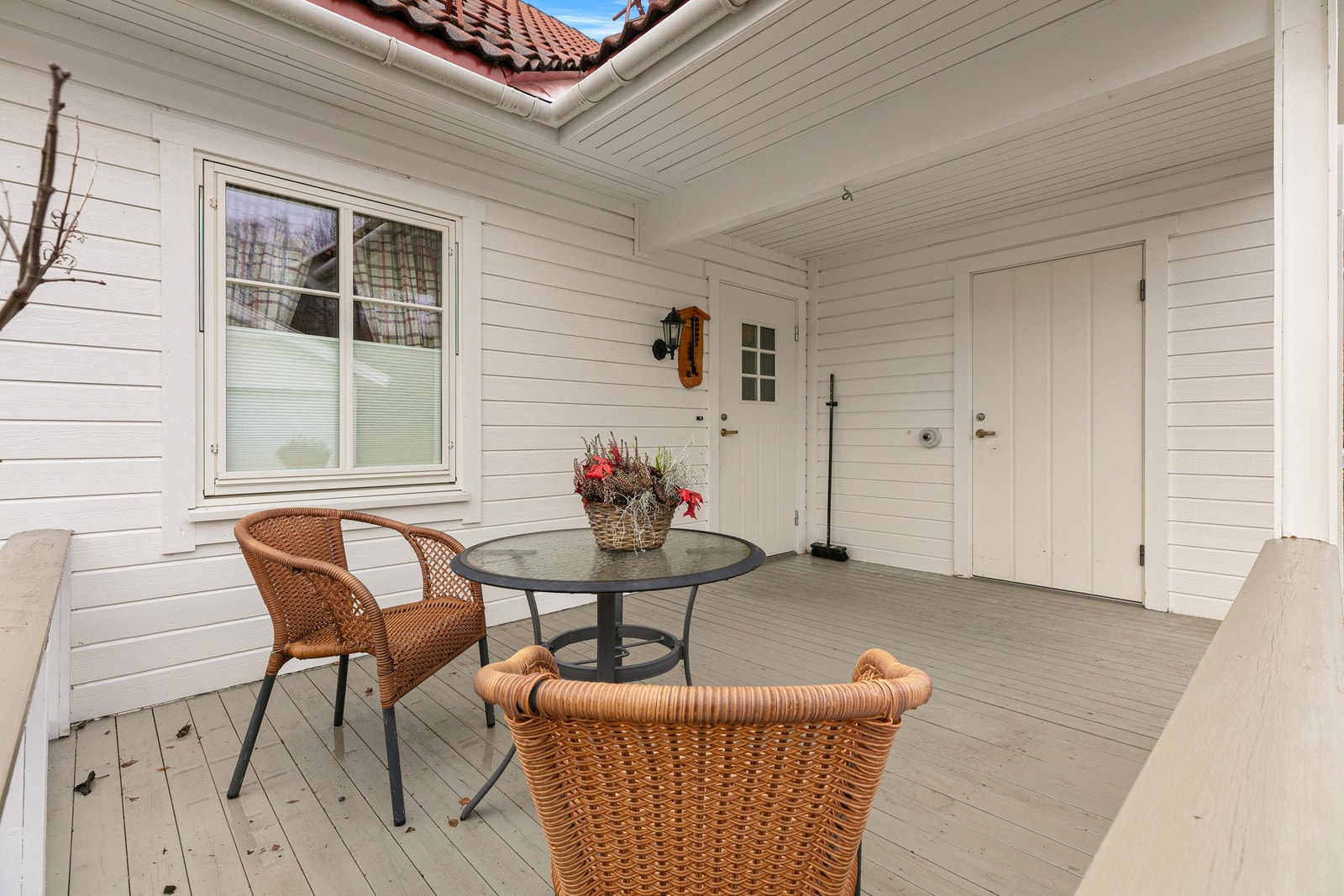 Terrasse på framsiden med praktisk utvendig bod. Galleribilde