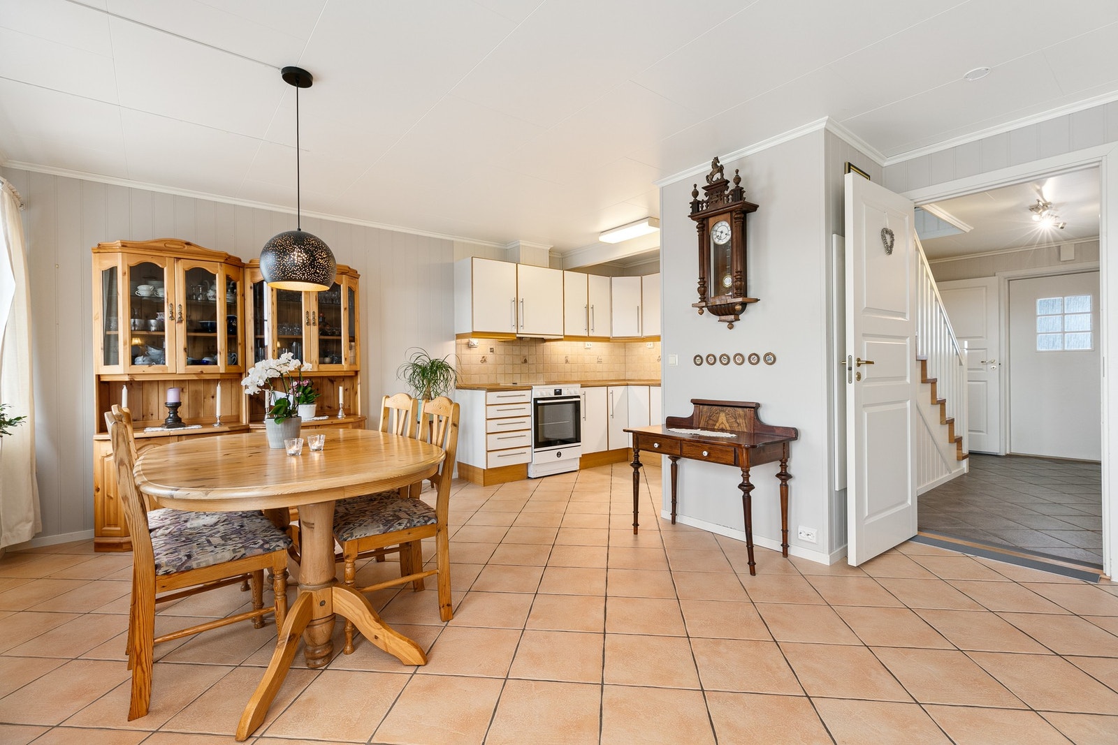 Praktisk og stilren stue med plass til det du trenger. Galleribilde